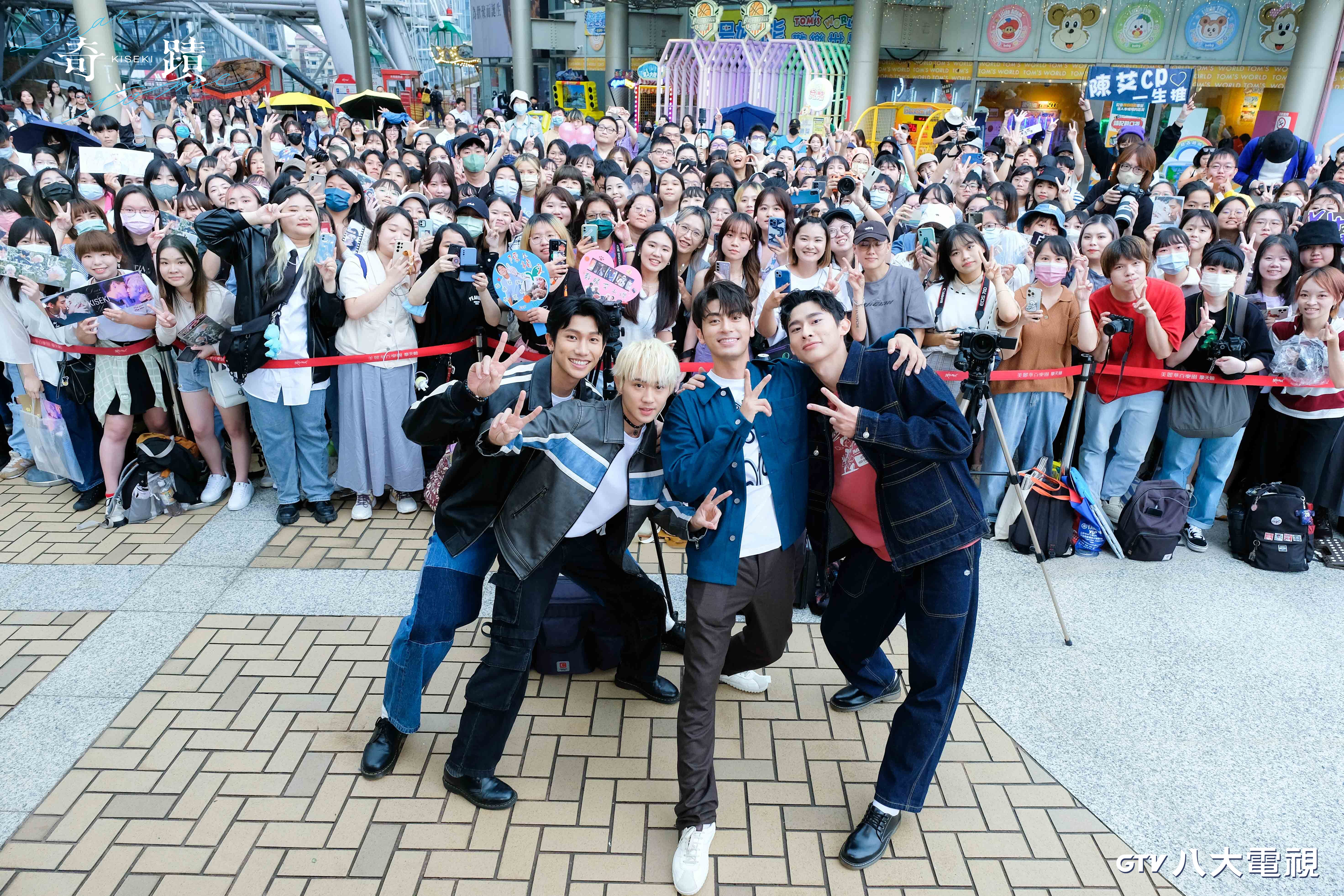 「奇蹟」公開見面會，主演（左起）陳柏文、姜典、徐愷、林毓桐合體現身大直美麗華，吸引台、日、香港等近300名粉絲到場熱情支持。（八大提供）