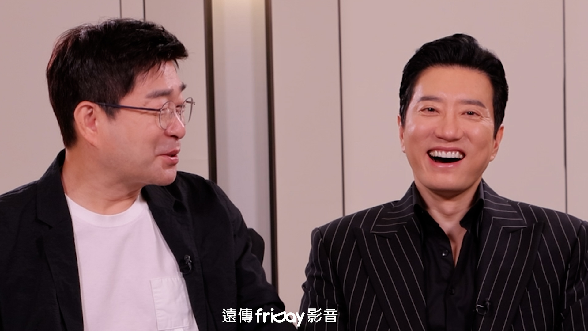 金明民(右)透露孫賢周在劇中很常向自己下跪,心裡暗爽。(friDay影音提供)