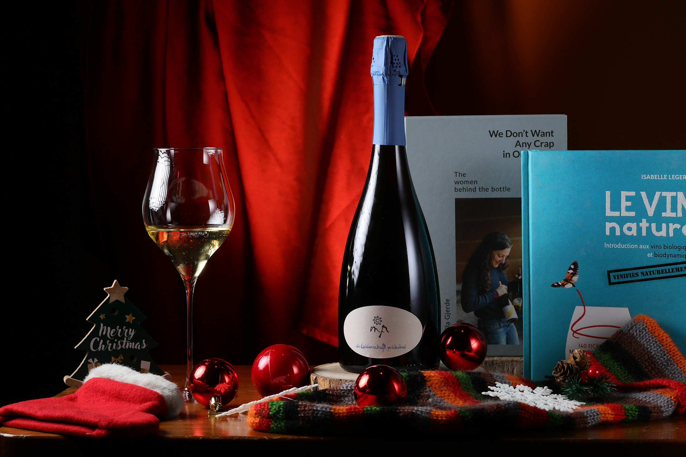 位於台北微風廣場旁的「LANDED」，是一間以書籍來策展的酒吧，每季會選出10款與書本內容角色有關的酒，讓走進來的客人能用自己喜歡的方式挑選想喝的味道。