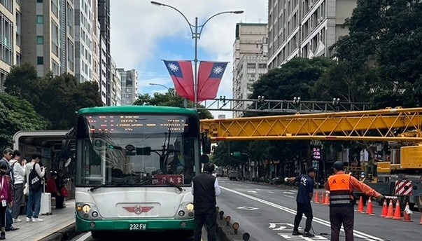 北市一輛公車上午遭施工起重機吊臂砸中，所幸無人受傷。（翻攝自記者爆料網）