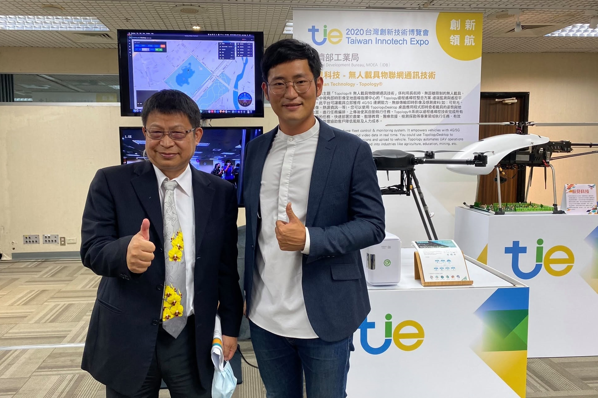 法院今裁定航見科技負責人張東琳(右)羈押禁見。(翻攝自航見科技臉書)