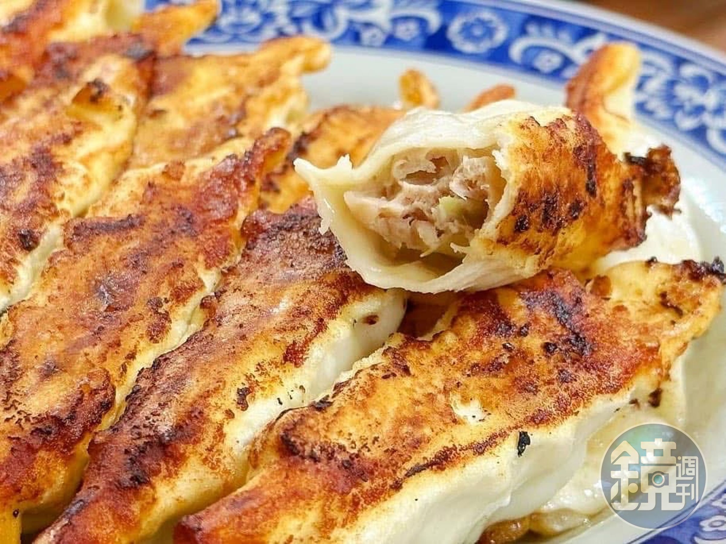 「鍋貼」煎得焦脆，偶有焦黑的狀況，韭黃餡很甜香。（7元／個）