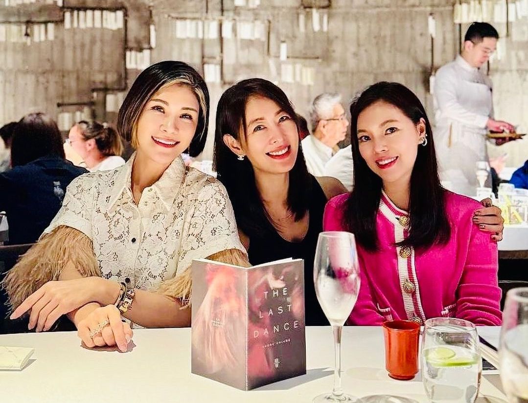 蔣雅淇(左起)、賈永婕、曾馨瑩在RAW約飯慶祝。(翻攝蔣雅淇IG)