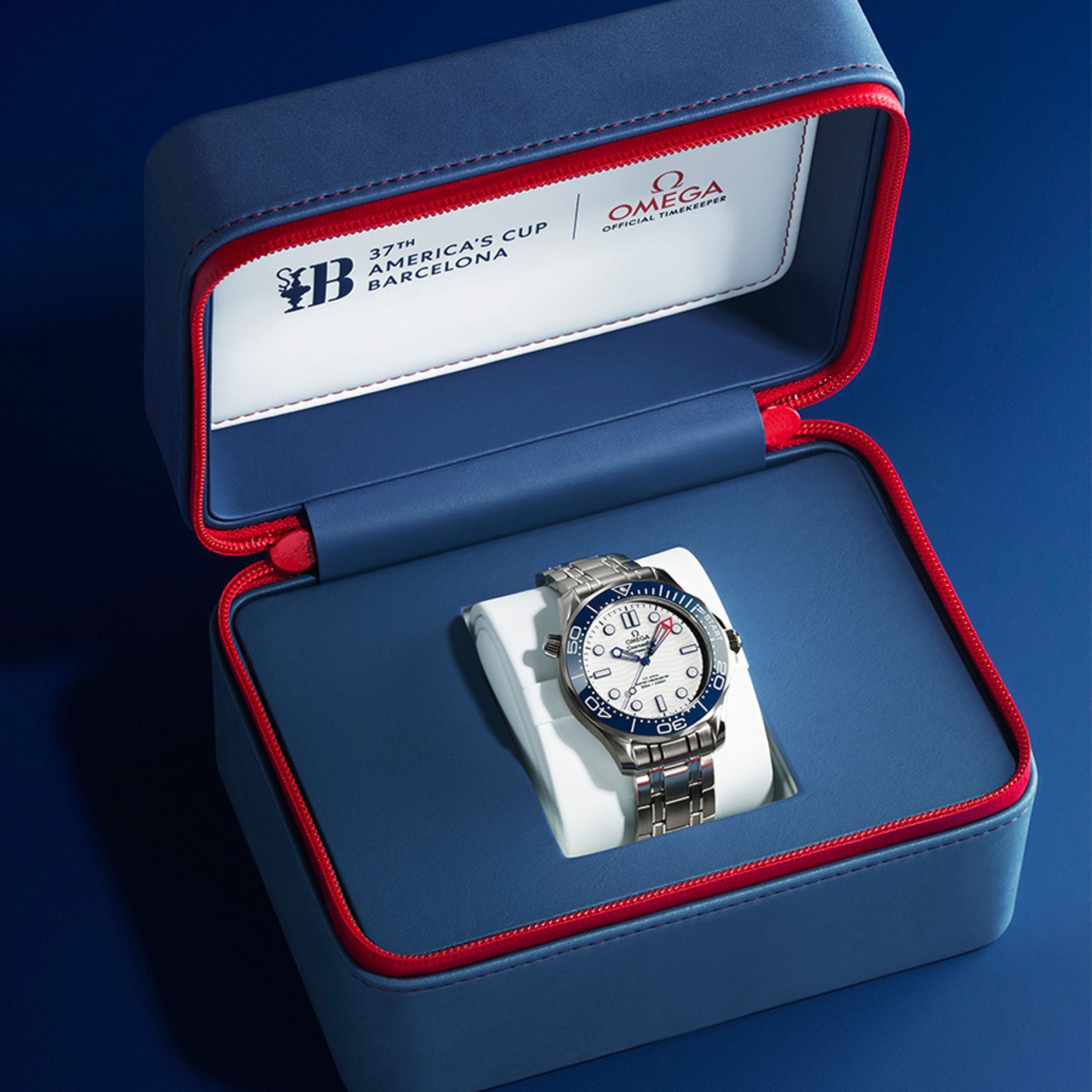 OMEGA Seamaster Diver 300M America's Cup Edition｜錶徑42mm／不鏽鋼錶殼／時、分、秒指示／8806自動上鍊機芯／動力儲存55小時／防水300米／定價NT$215,000（鍊帶款）NT$204,000（橡膠錶帶款）