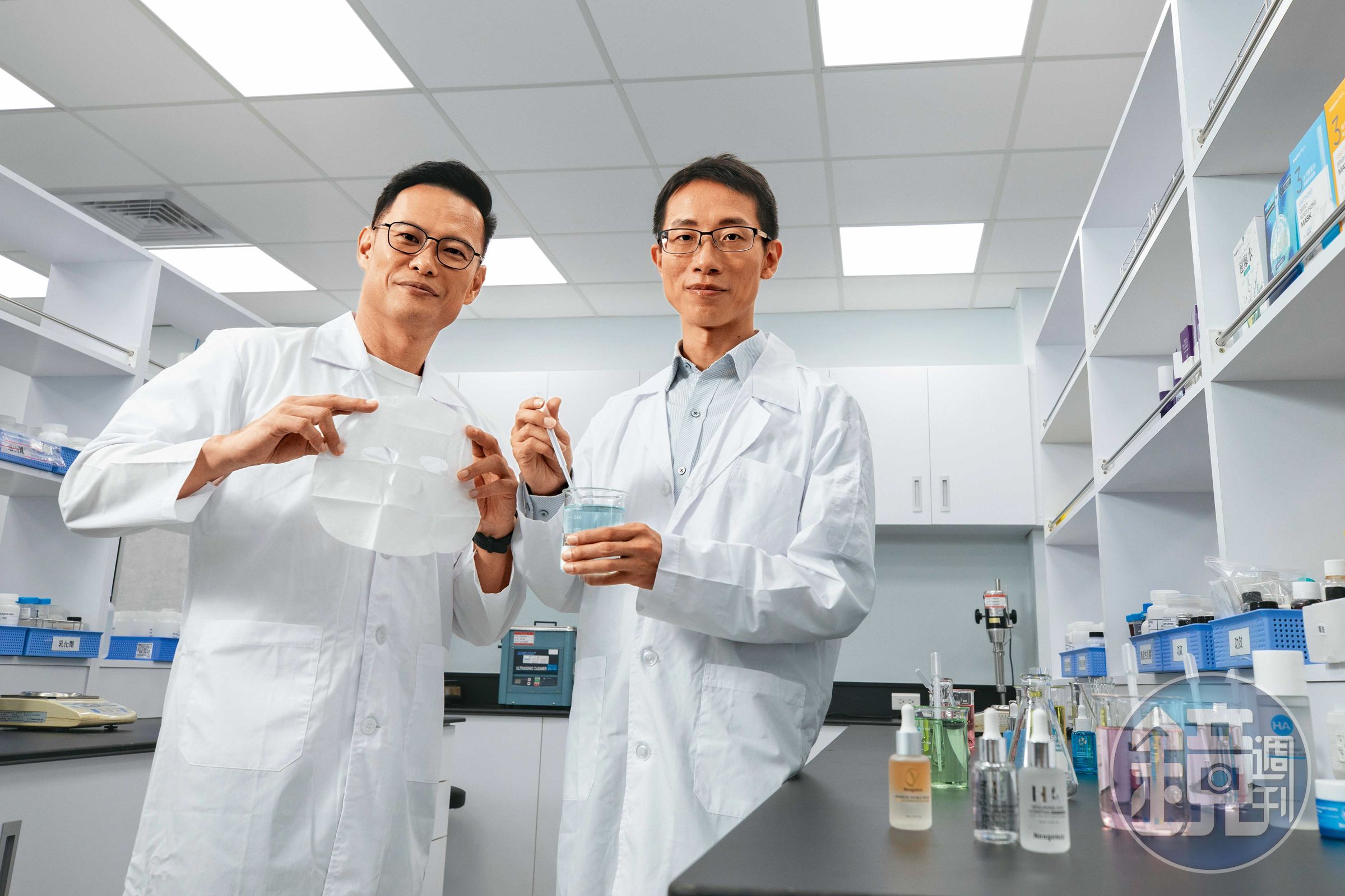 謝玠揚（左）與蔡松霈（右）是台大化工博士，研究所時研製出保養品後，一起創業成立德典生技。