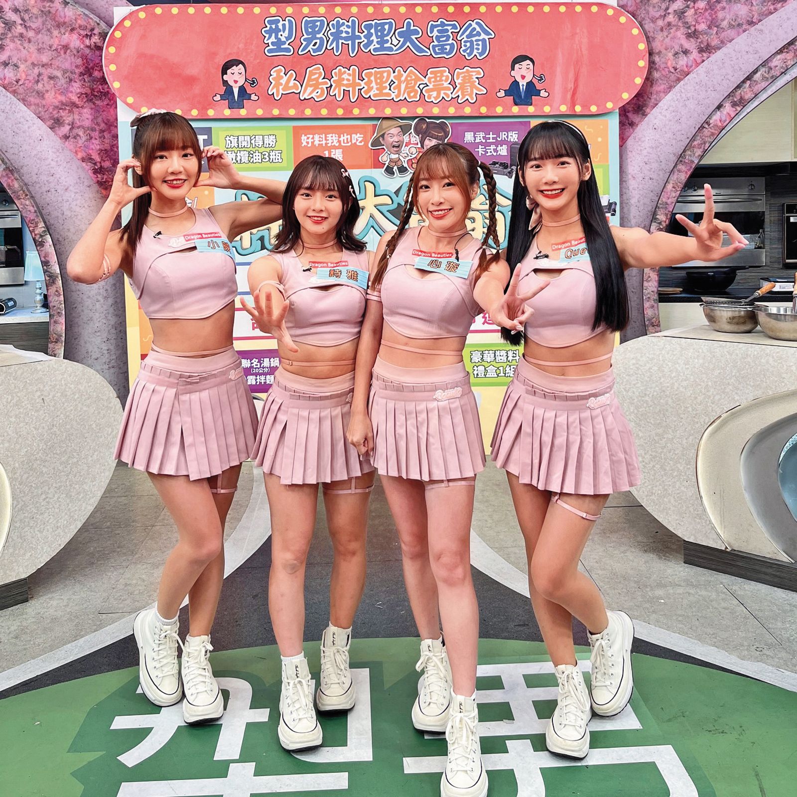 經歷婚姻失敗、不倫疑雲，昆娜（右一）暫時不敢戀愛，將生活重心全放在事業。左起為小映、詩雅與心璇。（翻攝自昆娜IG）