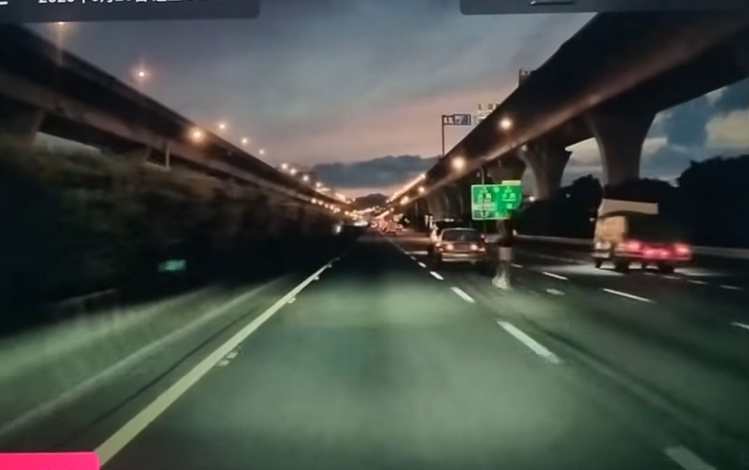 國道1號驚見有男子在路中間跳躍揮手，一輛運米車緊急右切導致失速翻覆。（翻攝自爆料公社）