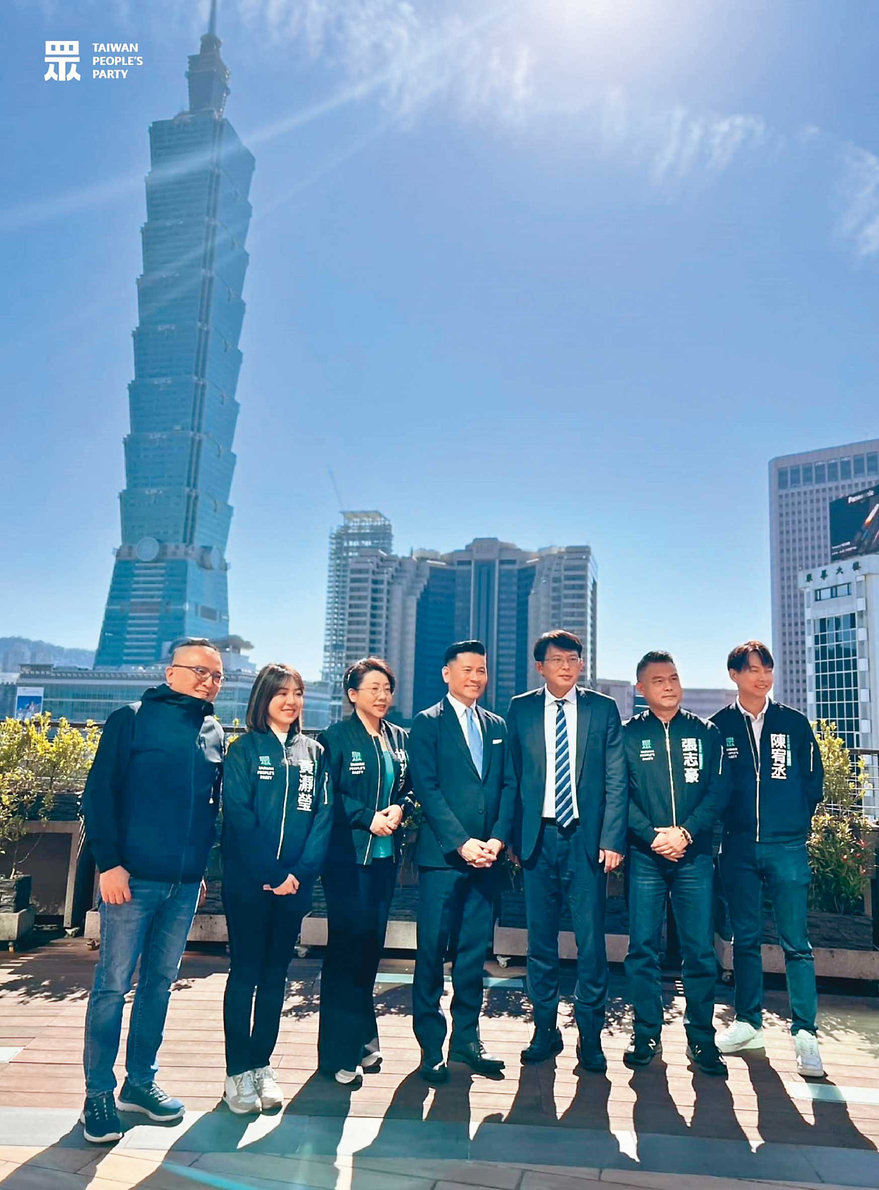白營黨內對黃國昌（右3）布局明年底選舉有「異」見，北市議員參選人更著急柯文哲經營8年的地盤，目前仍找不到母雞。圖為白營北市議員與黃合照。（翻攝民眾黨臉書）