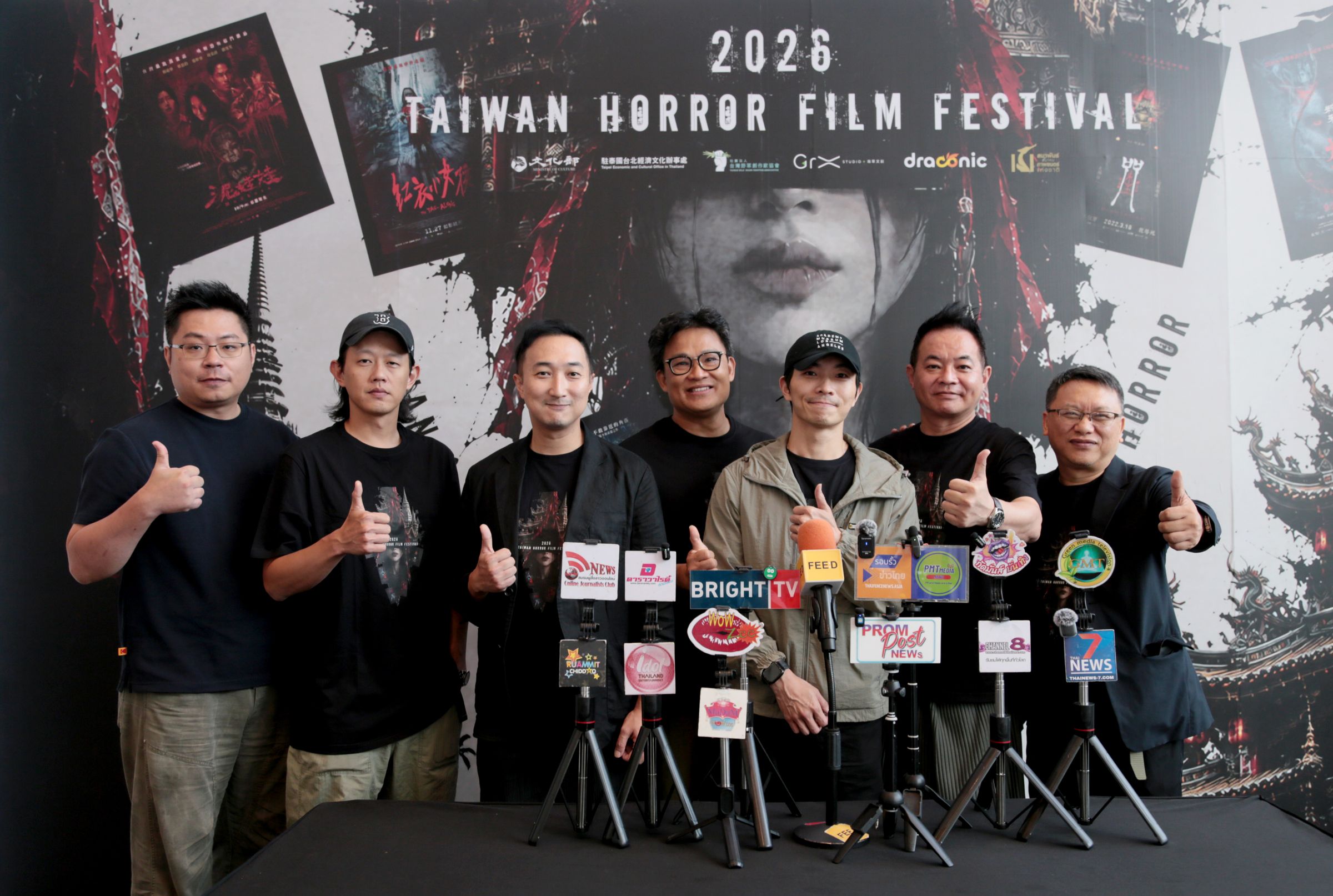 (由左至右)解孟儒導演、莊絢維導演、奚岳隆導演、監製曾瀚賢、柯孟融導演、鄒介中監製、瀚草文創董事長湯昇榮於交流會後接受媒體聯訪。(提供:瀚草文創)
