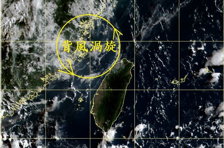 鄭明典今po文曬出「背風渦旋」衛星雲圖，示警午後對流會更明顯一些。（翻攝自鄭明典臉書）