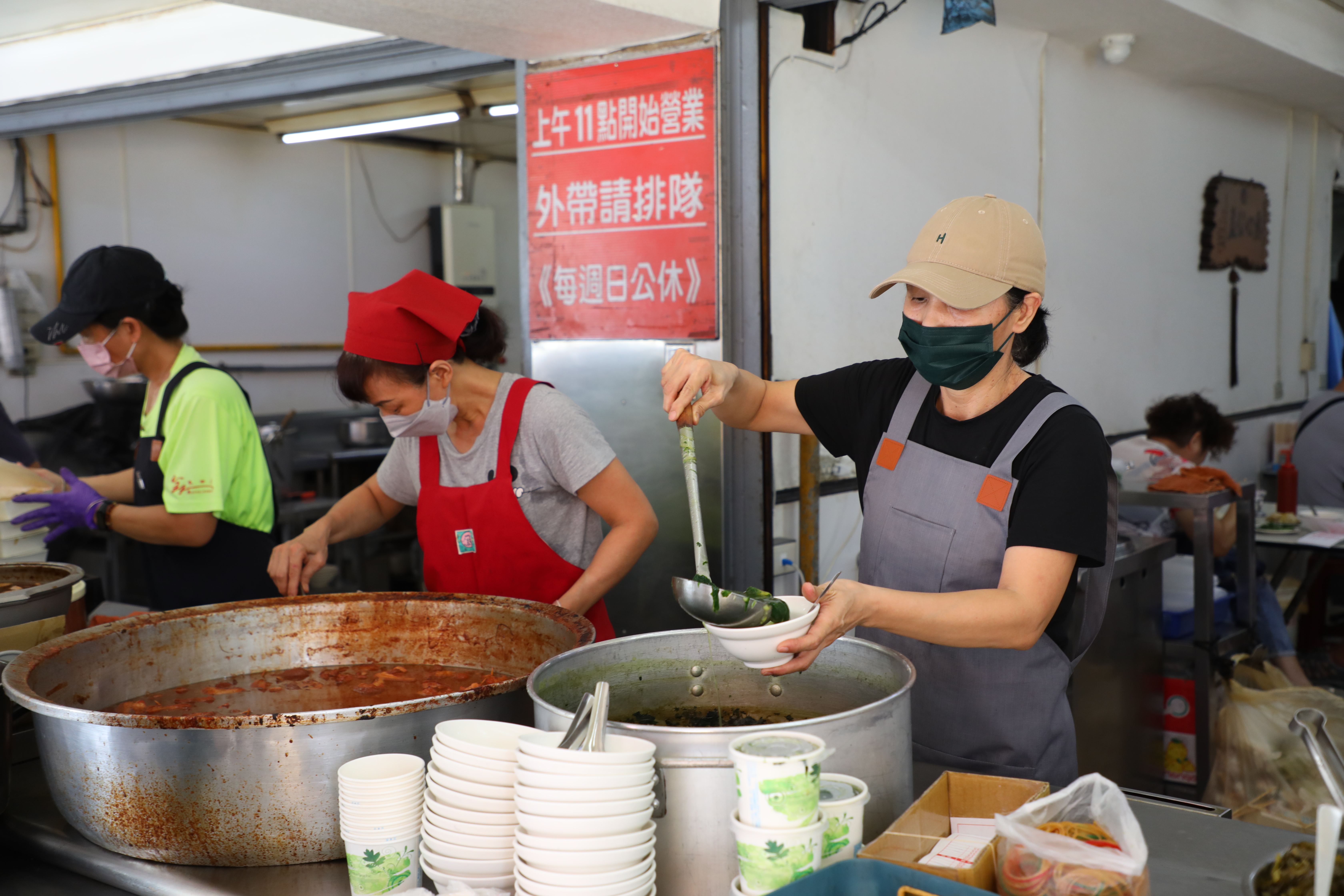 內外場都是熱情的阿姨掌杓，用餐氣氛很好。