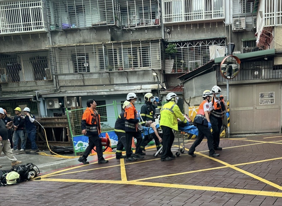 少女墜樓,不慎壓傷消防員。示意圖(與本案無關)