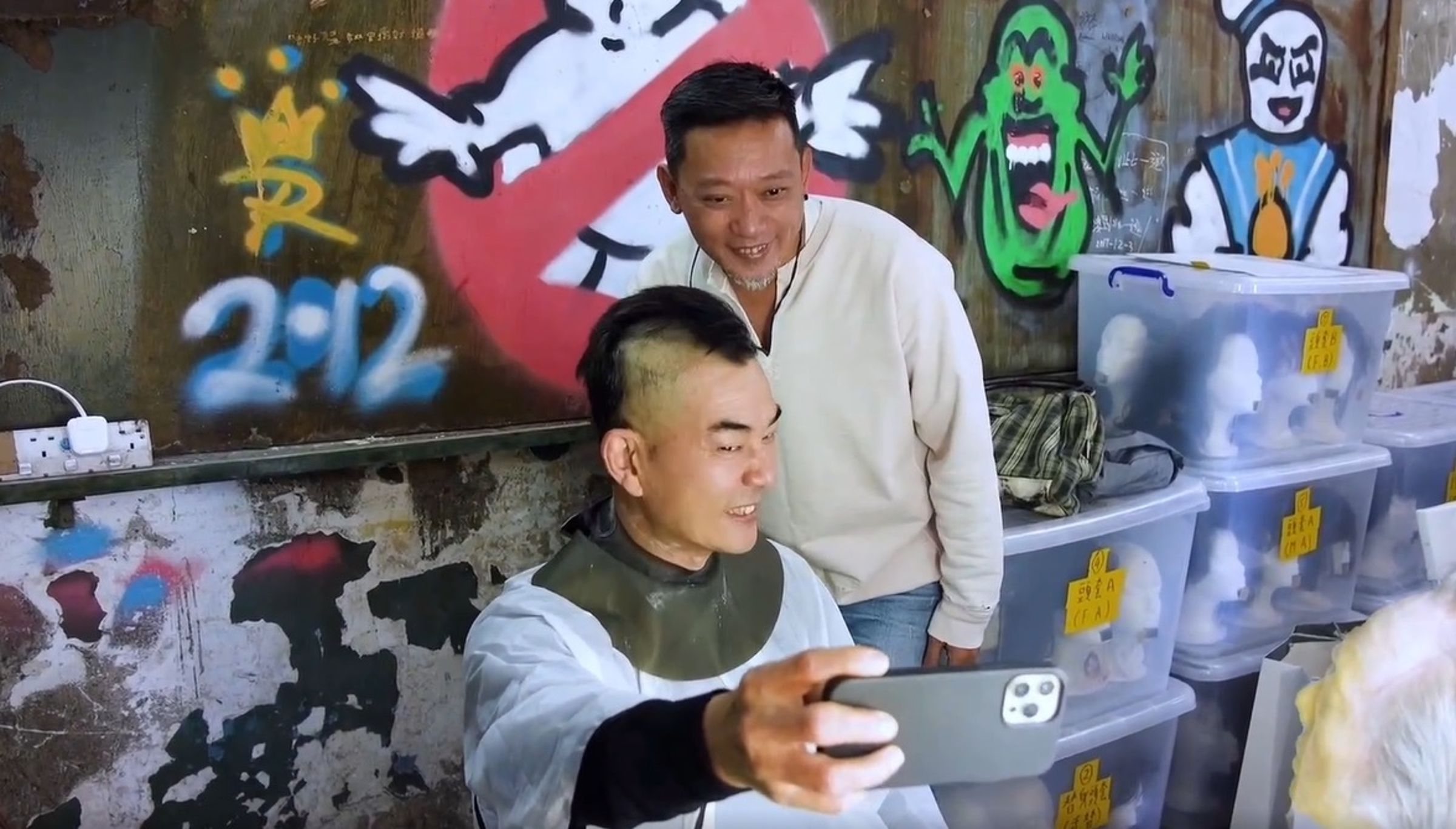 為了造型，由導演鄭保瑞操刀，為任賢齊剃頭，任賢齊也與導演自拍。任賢齊（前）剃頭到一半跟鄭保瑞自拍。（翻攝自任賢齊臉書）