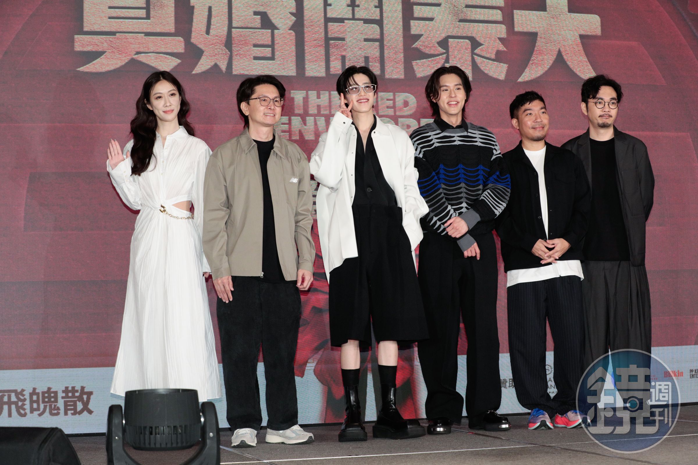 國片《關於我和鬼變成家人的那件事》監製金百倫（左一）、程偉豪（右一）為泰影《冥婚鬧泰大》站台。（左二起：監製班莊比辛達拿剛、PP Krit、Billkin、導演查揚諾布普拉寇）