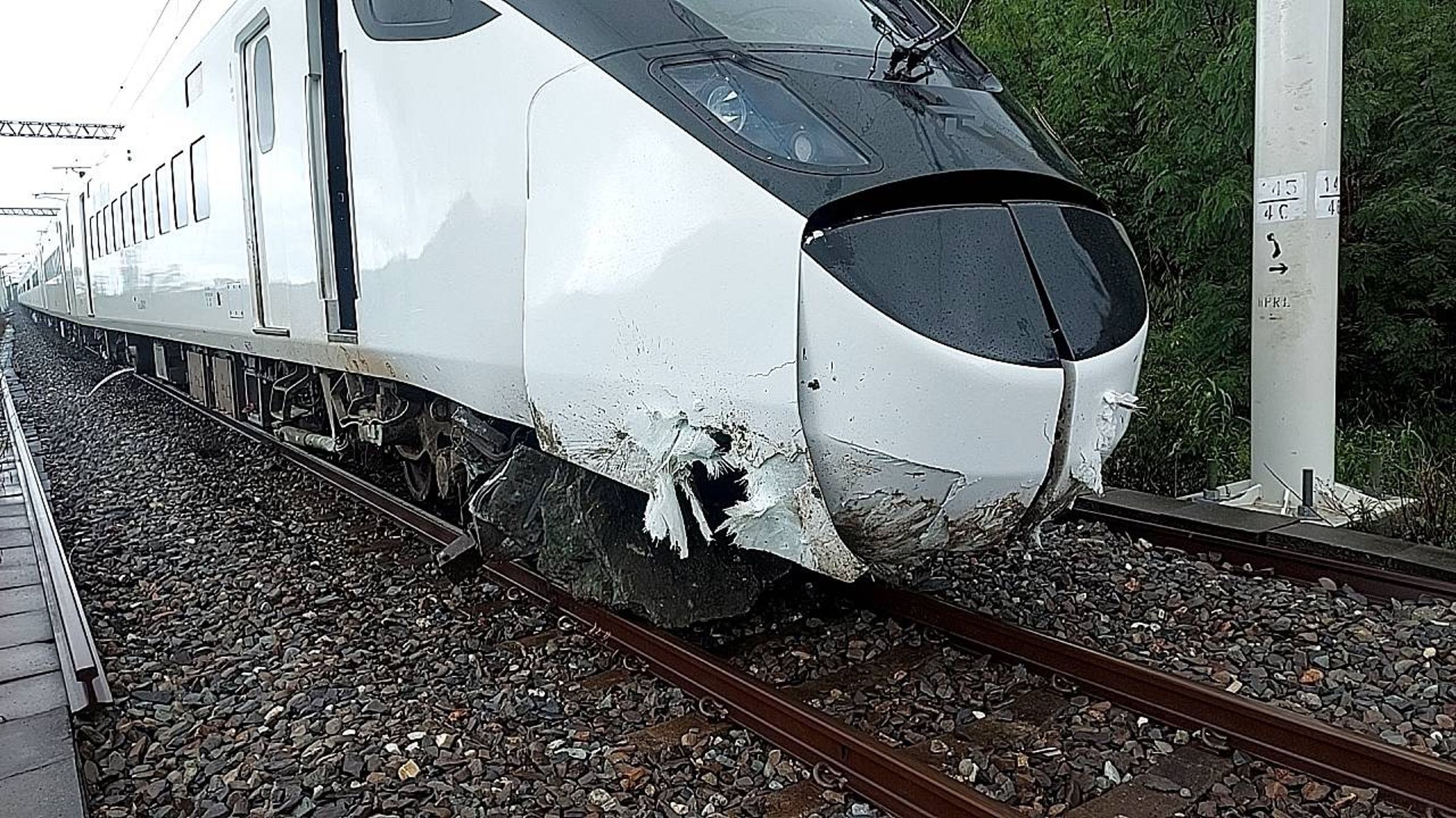 台鐵423次新自強號列車今午在山里=鹿野間,因撞擊落石土堆導致出軌、車頭毀損。(鐵警局提供)