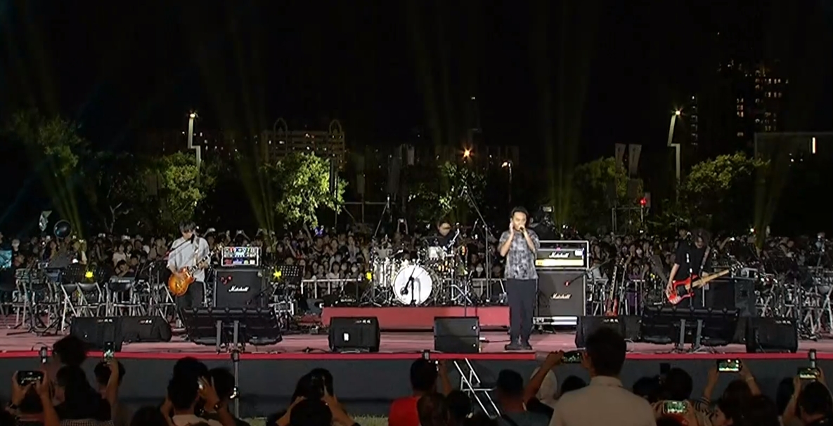 台中中央公園夜空國慶焰火表演狀況不少,滅火器樂團主唱楊大正也在抱怨主辦方規劃不周。(翻攝自盧秀燕臉書)