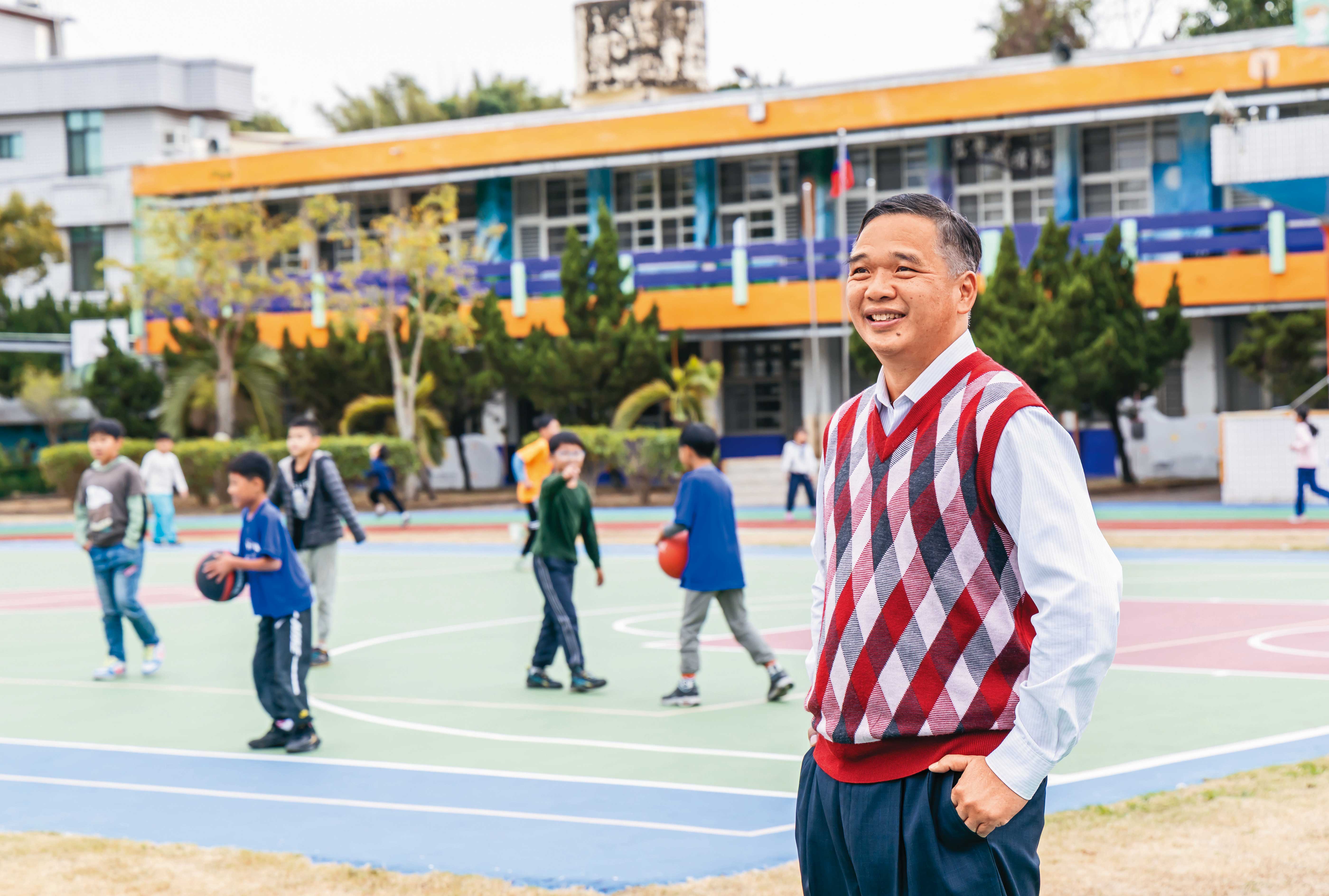 彰化縣富山國小前校長鄭孟忠被年改逼的學投資理財，以400萬元6年滾出1,500萬元退休金。