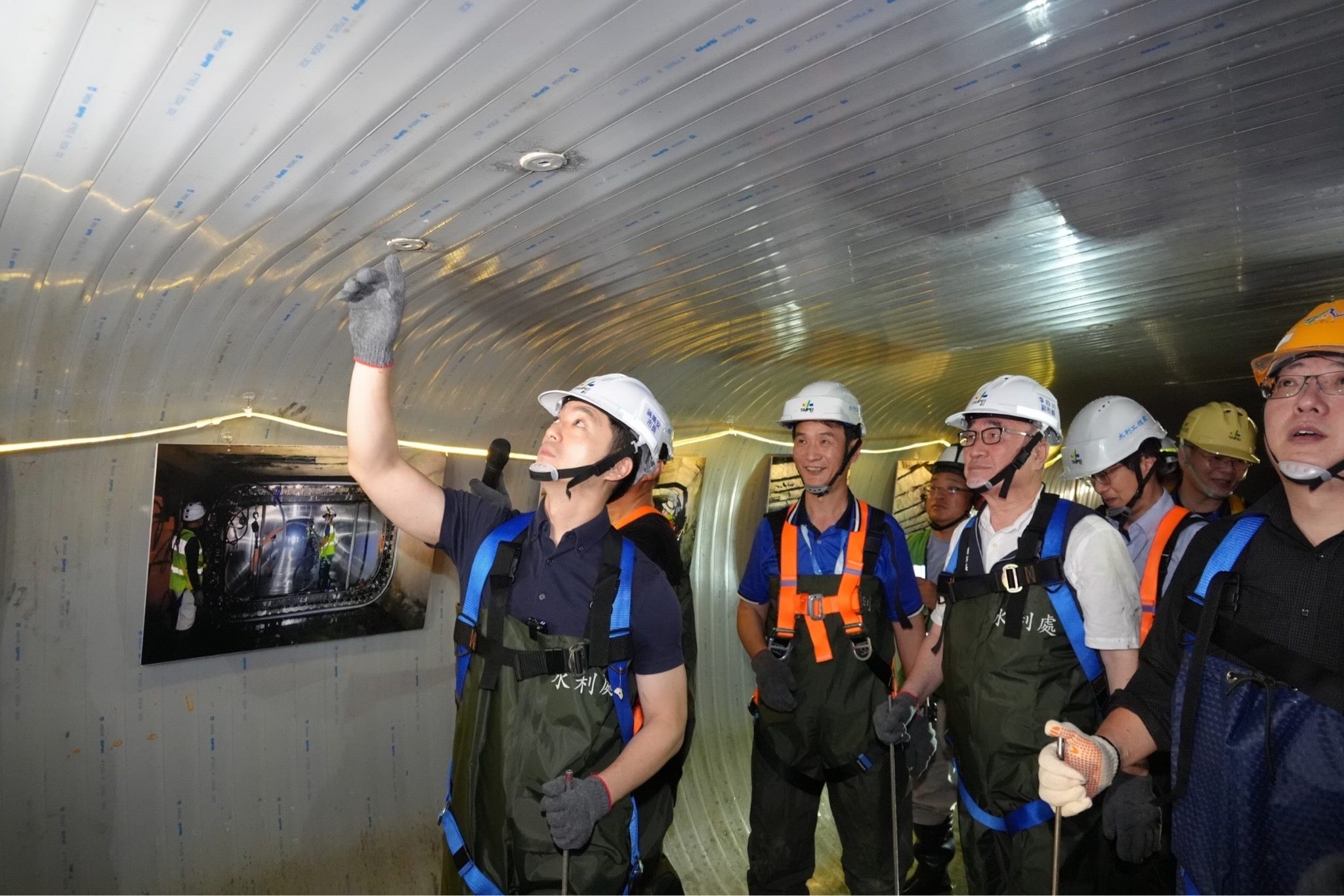 台北市長蔣萬安跟副市長李四川今（5）日前往內湖區內湖路1段91巷視察雨水下水道。（北市府提供）