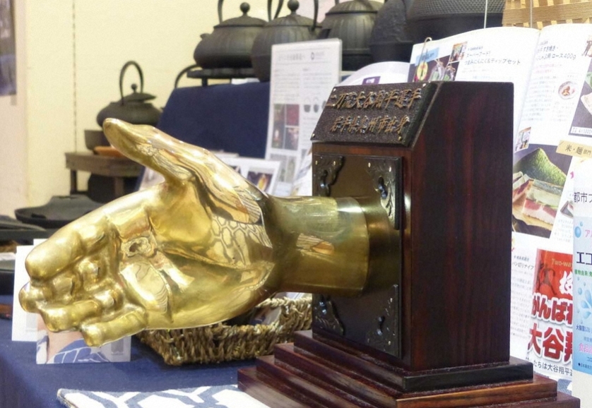 大谷家鄉奧州市在東京的特產店展出他的1比1握手模型，吸引粉絲朝聖。（翻攝自奥州市観光物産協会）