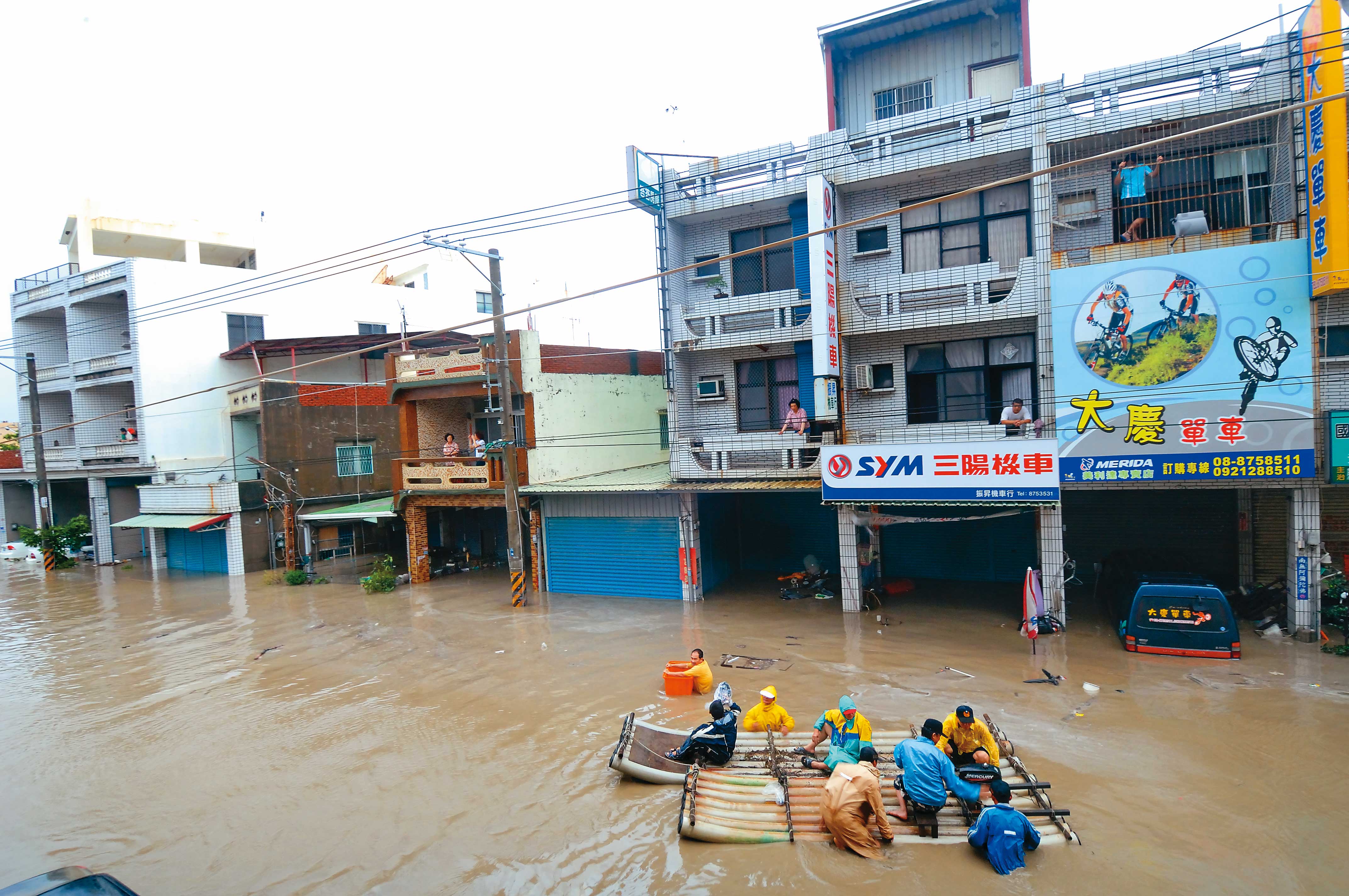 過去林邊養殖業長年超抽地下水導致地層下陷，莫拉克颱風時全鄉災情嚴重，水深最高2層樓。（陳錦超提供）