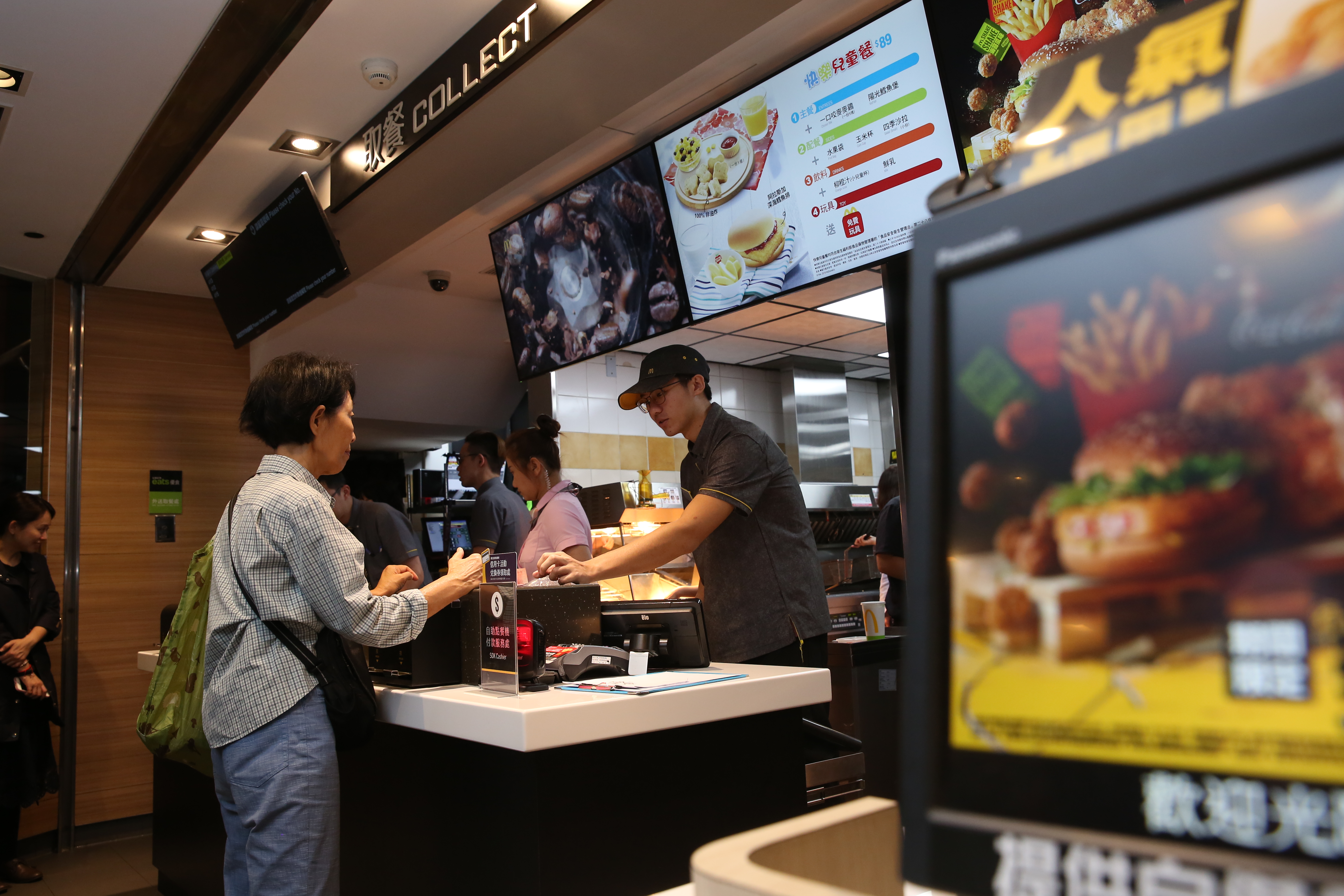麥當勞宣布5月27日起，調整部分產品價格，超值全餐、早餐套餐、分享盒、部分點心及部分飲料價格。（本刊資料照）