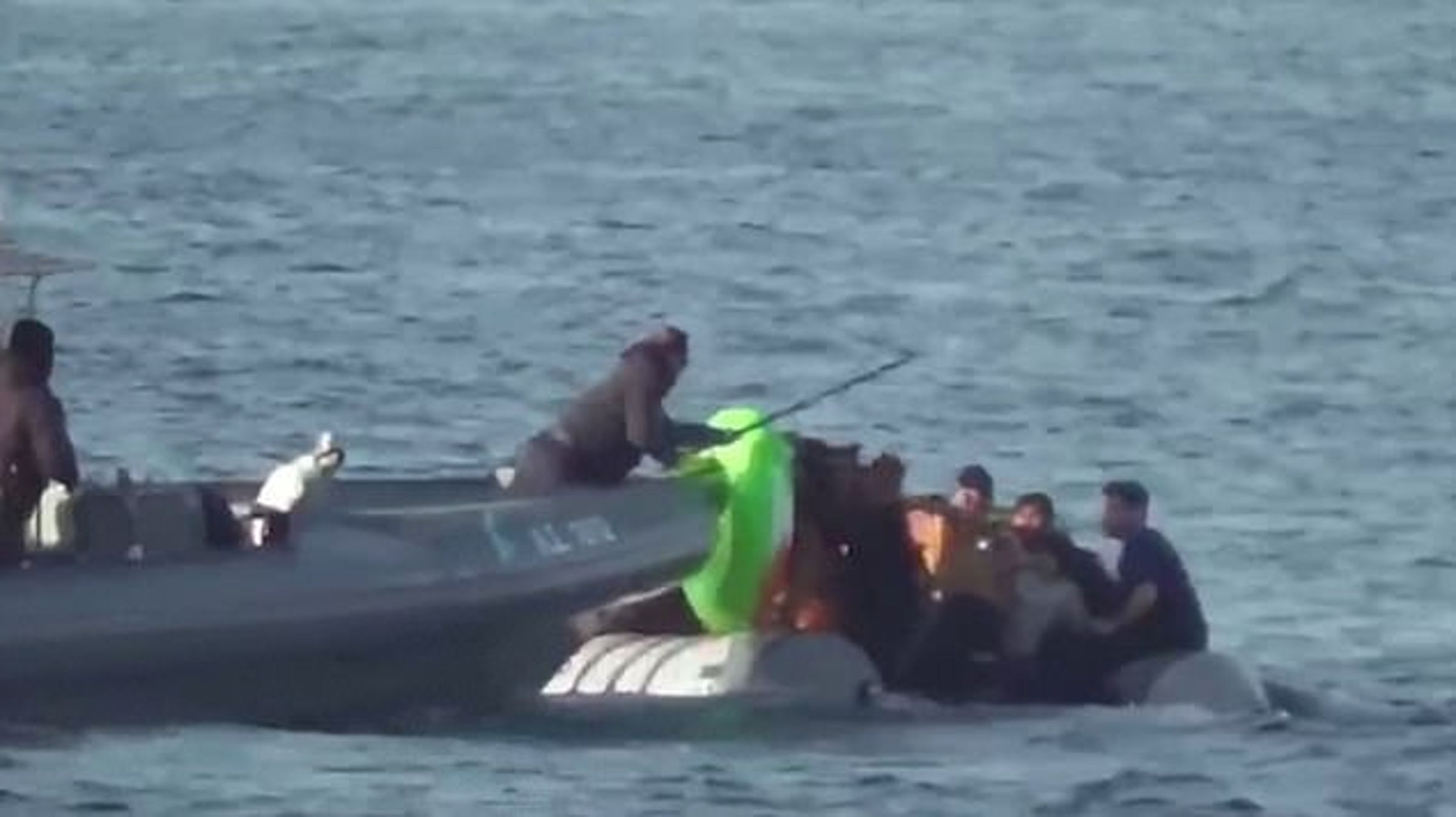 希臘海巡署對付偷渡移民,直接丟大海裡!至少9人被活活淹死。(翻自《每日郵報》)