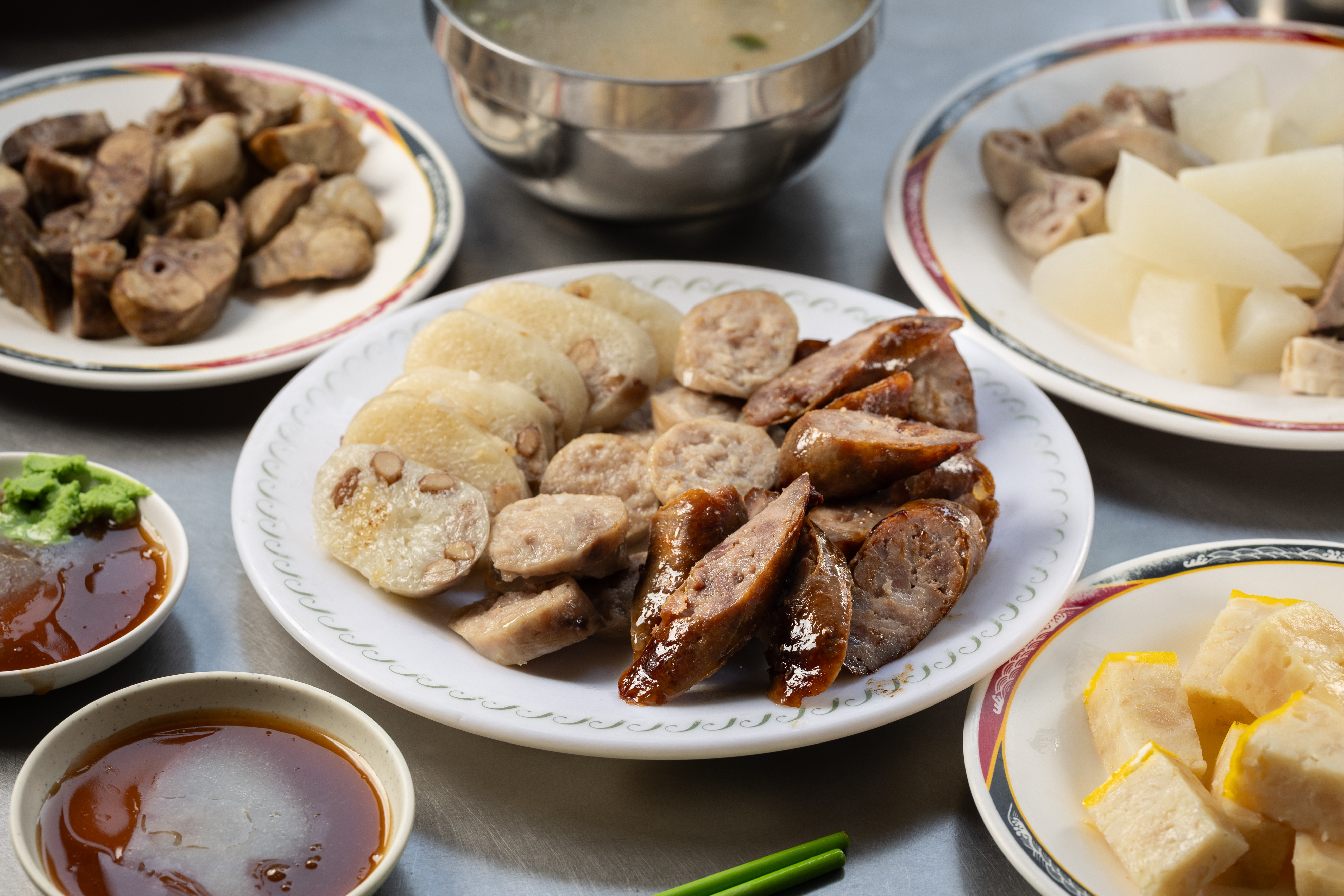 台南市區的廟宇和菜市場周遭聚集許多老派小吃，想找經典台南味，跟著廟宇和市場走就對了。