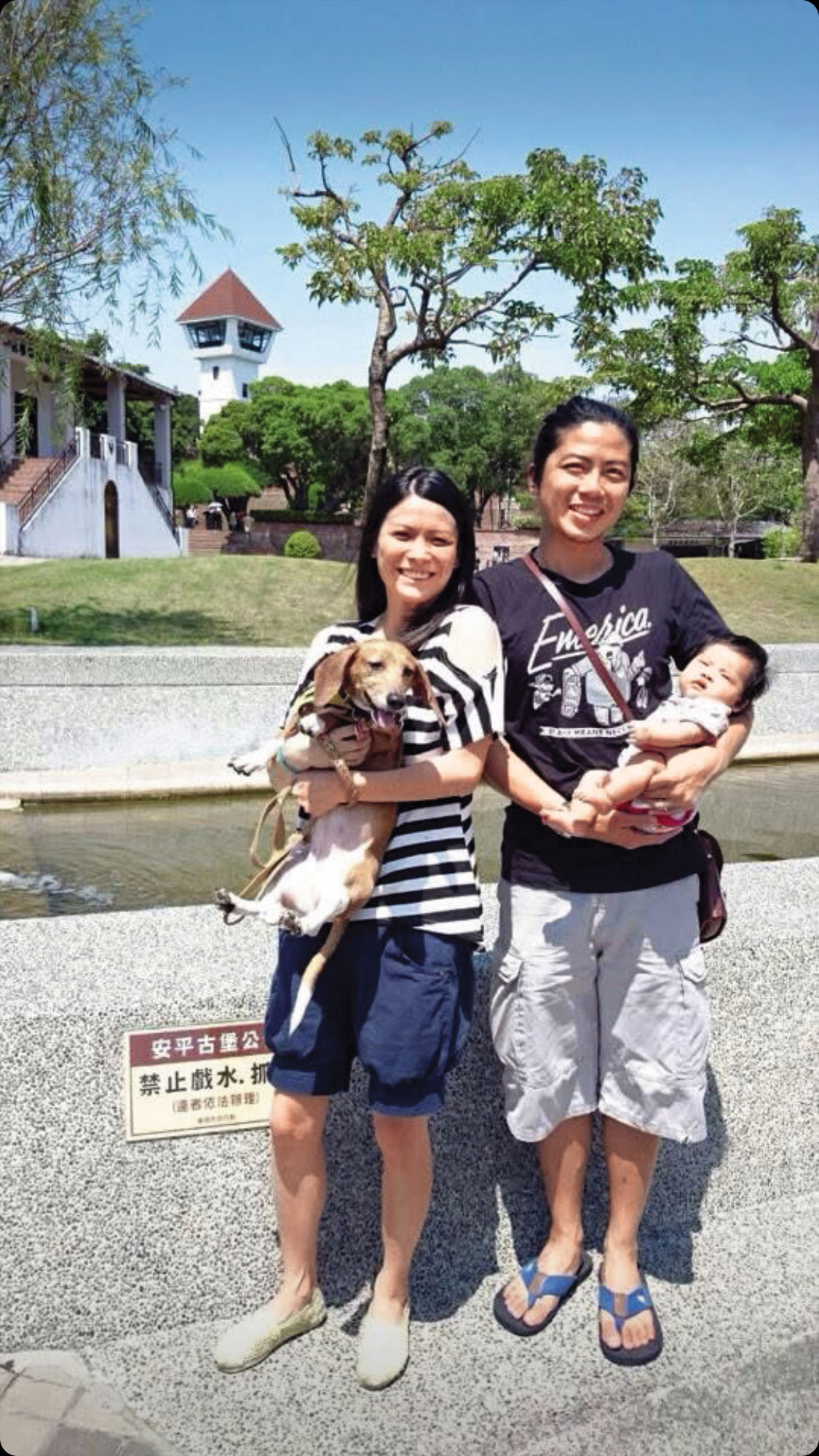 盧建彰和妻子陳祖安、女兒盧願，以及已於幾年前離世的愛狗果果，一家4口的合照。（盧建彰提供）