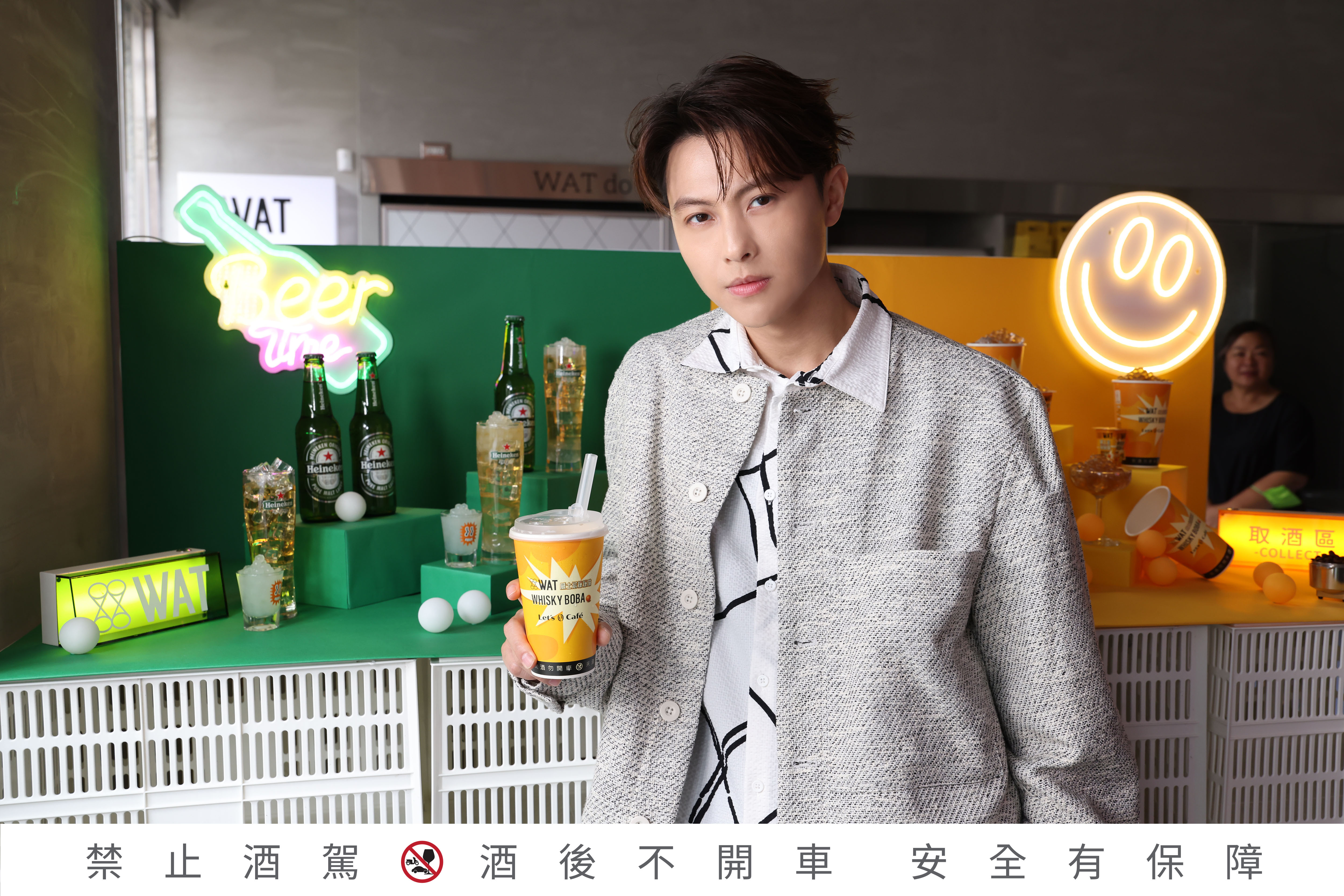 王子邱勝翊擔任「WAT爆爆珠」新品發表會一日店長，搶先體驗「WAT爆爆珠」。（WAT提供）