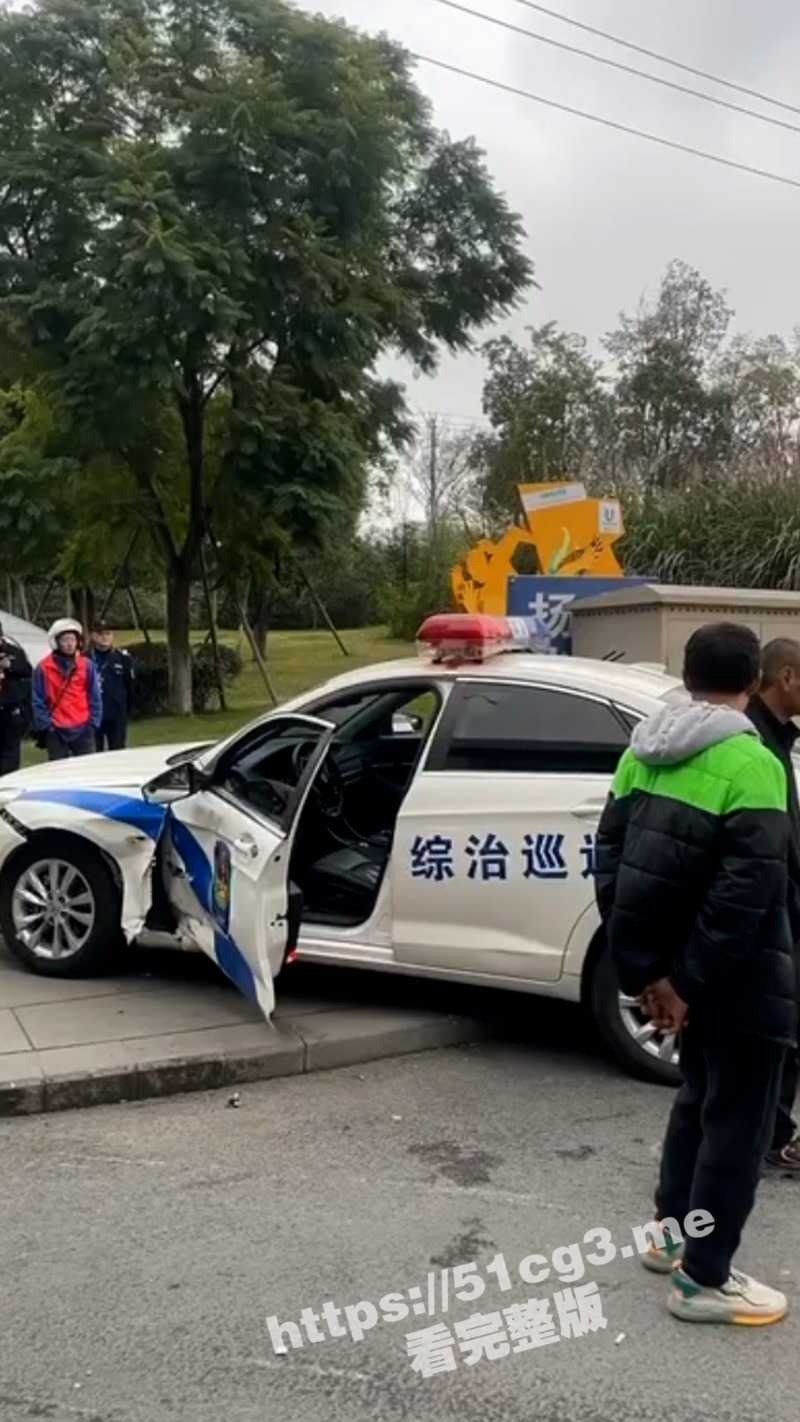 連巡邏警車也遭殃。（翻自《51吃瓜網》）