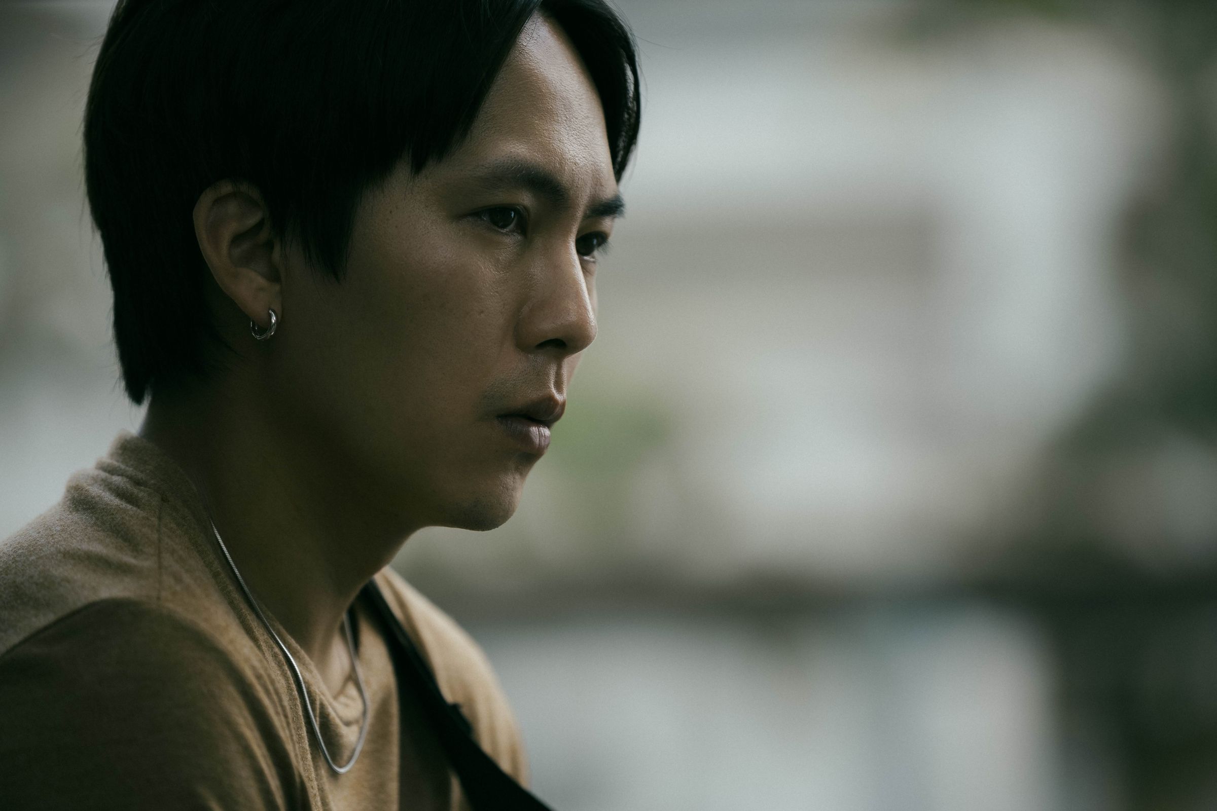 今年在作品已獻出「男男性愛」場面的巫建和，在《默視錄》又大玩3P，遭到「前後夾攻」。（傳影互動提供）