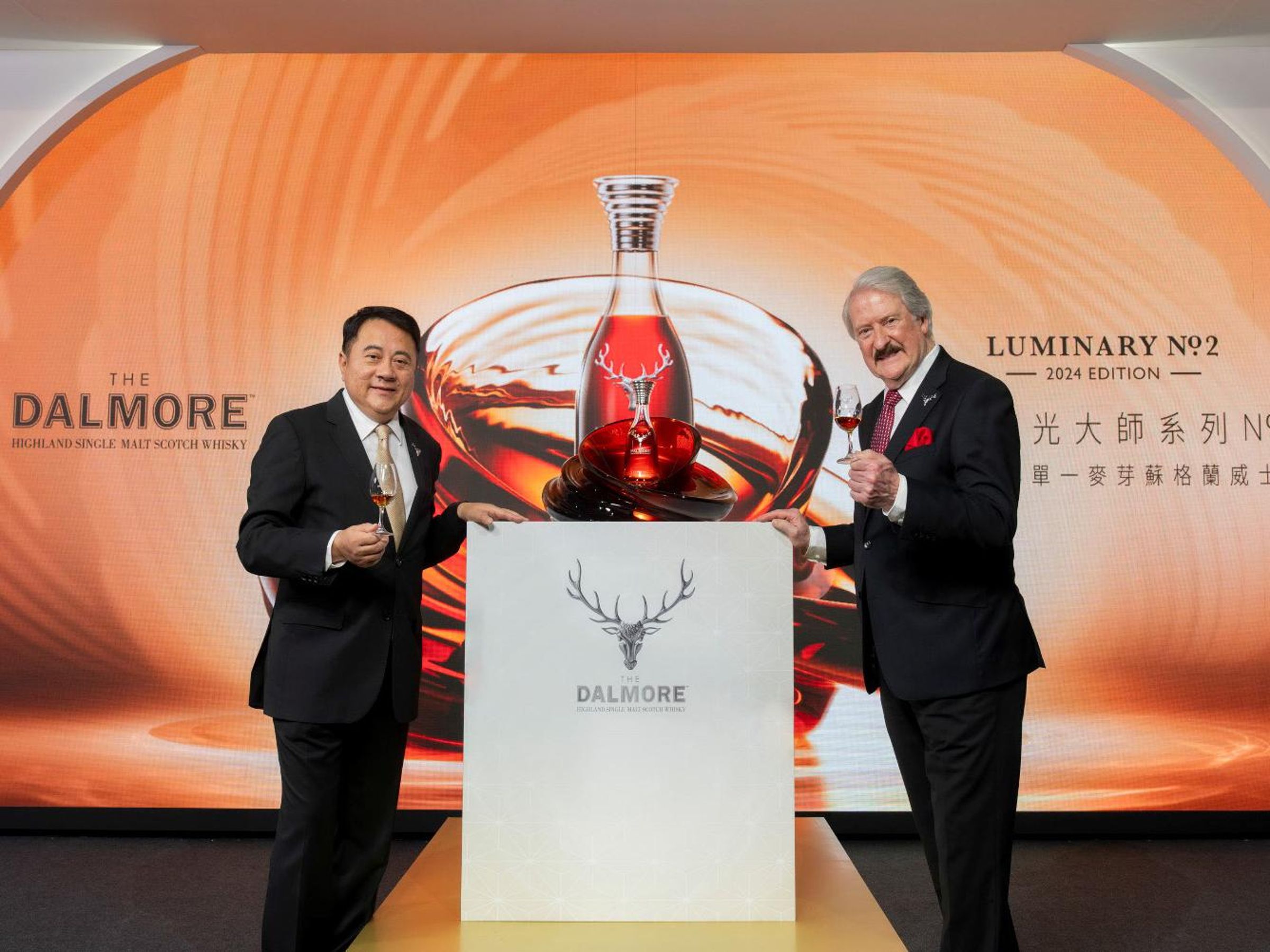 大摩首席調酒師Richard Paterson（右）與尚格酒業董事長奚大寧（左）。