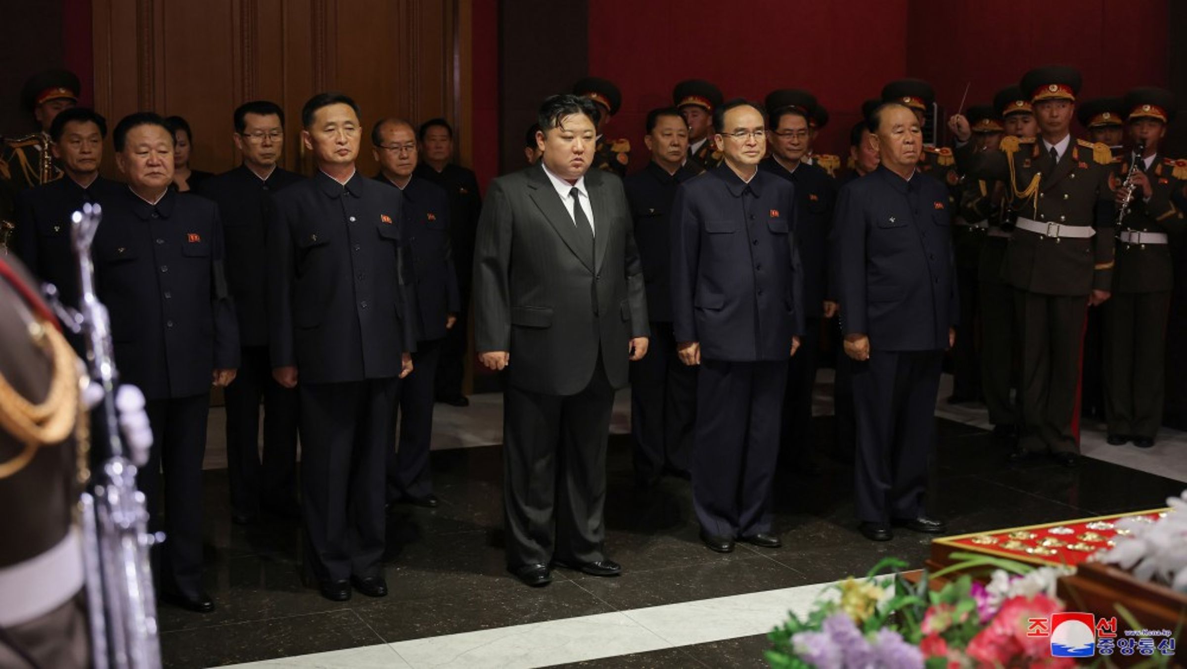 北韓前政宣高官金基南94歲病逝，北韓領導人金正恩親自赴靈前致哀。（翻攝自北韓中央社網頁）北韓前政宣高官金基南94歲病逝，北韓領導人金正恩親自赴靈前致哀。（翻攝自北韓中央社網頁）