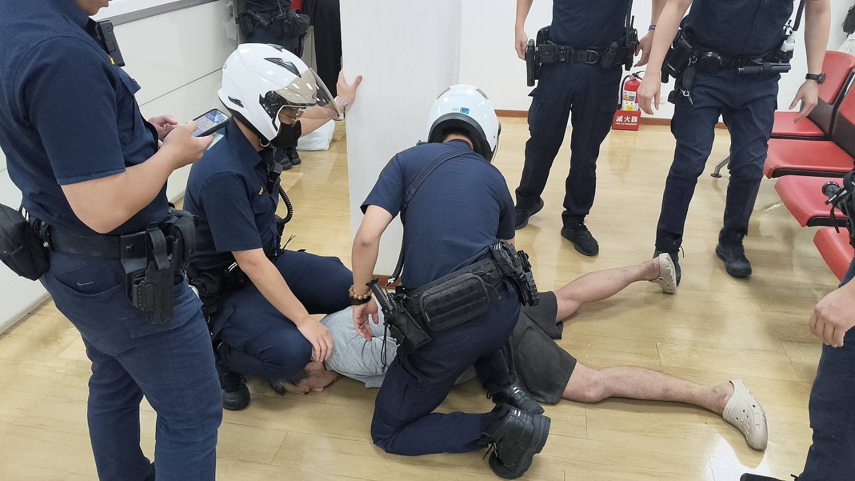 板橋某銀行爆搶案， 警急赴現場壓制逮人。（警方提供）