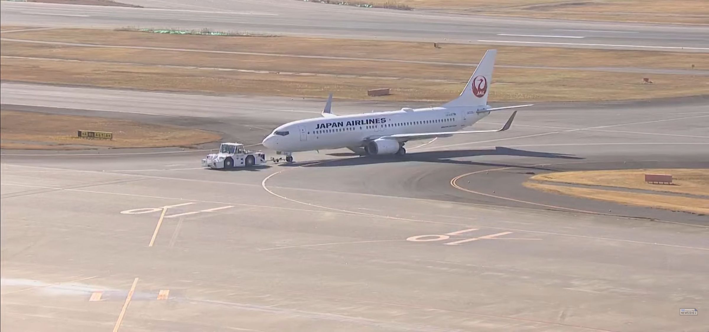 意外的日航班機,機型又是波音737-800。(翻攝YT直播)