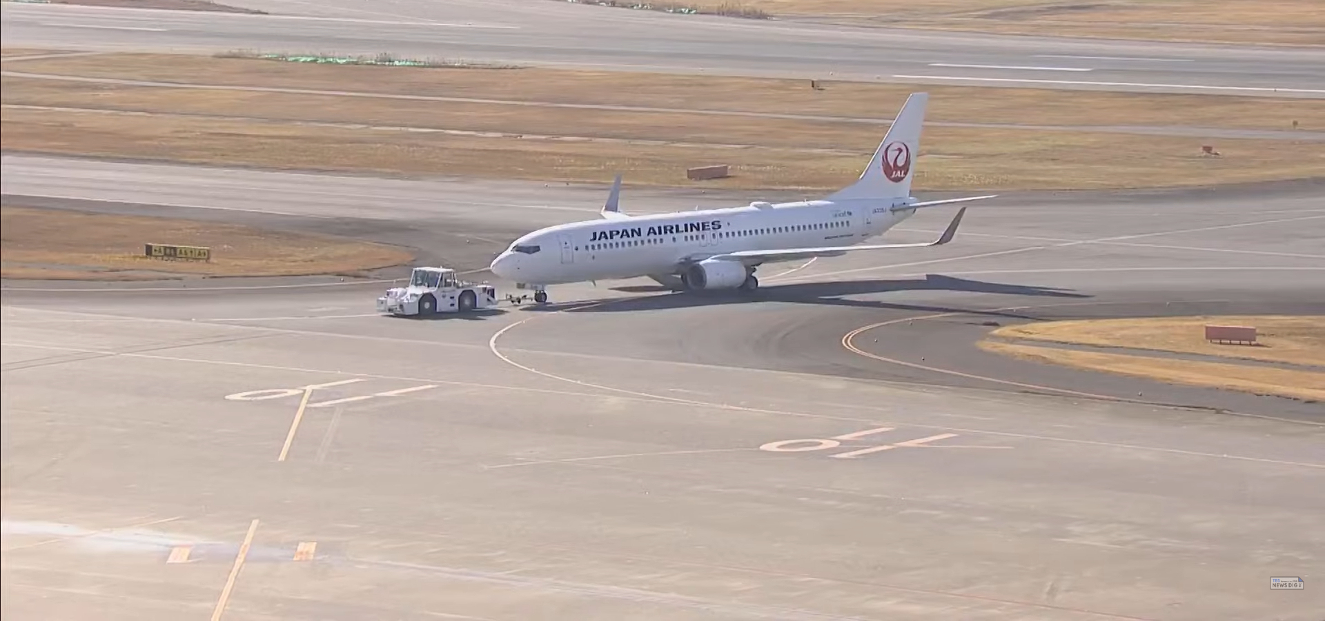 意外的日航班機，機型又是波音737-800。（翻攝YT直播）