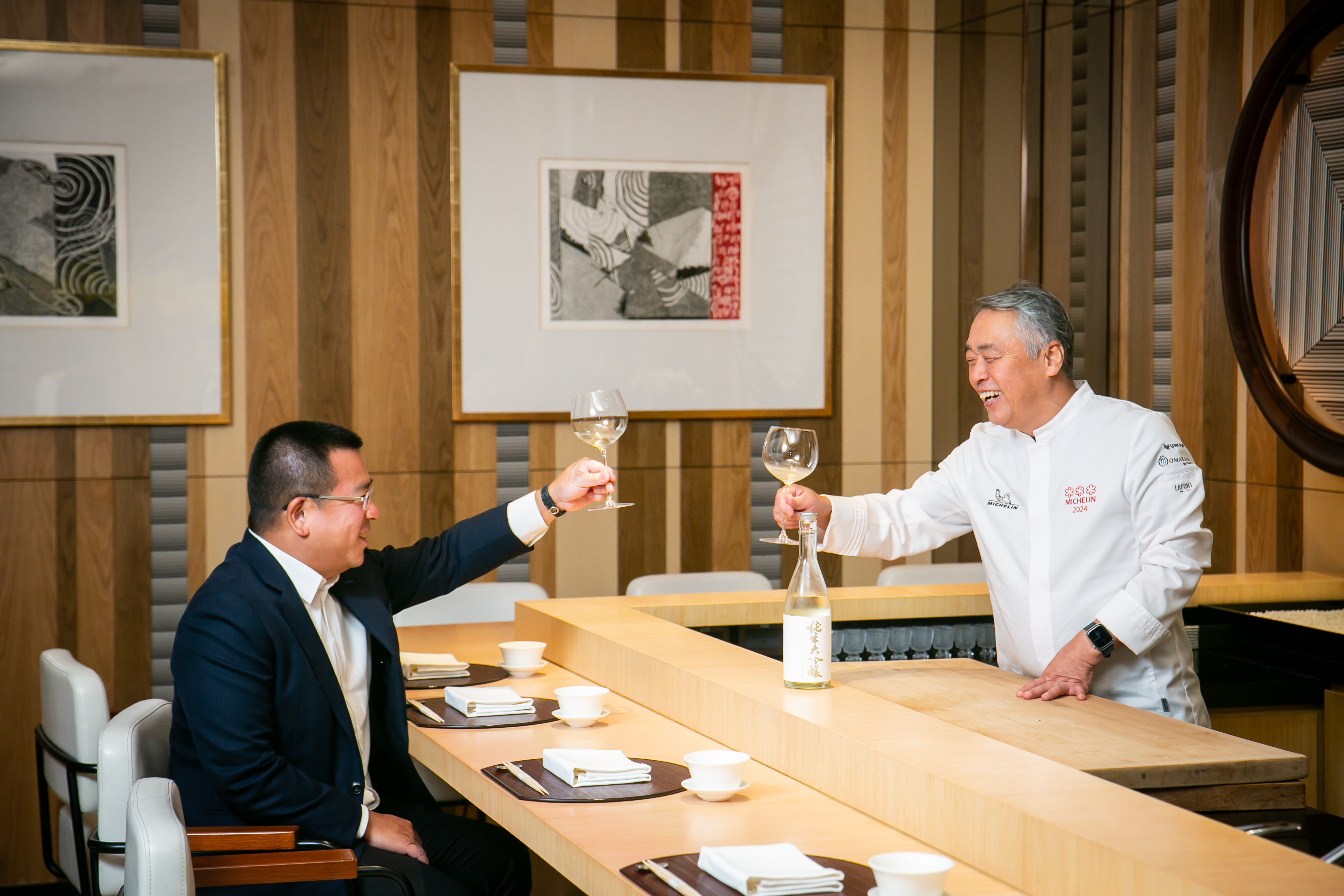 神田裕行與劉恆昌相識近20年，他此行帶來自己耕種米製成的清酒，杯觥交錯中顯現好交情。