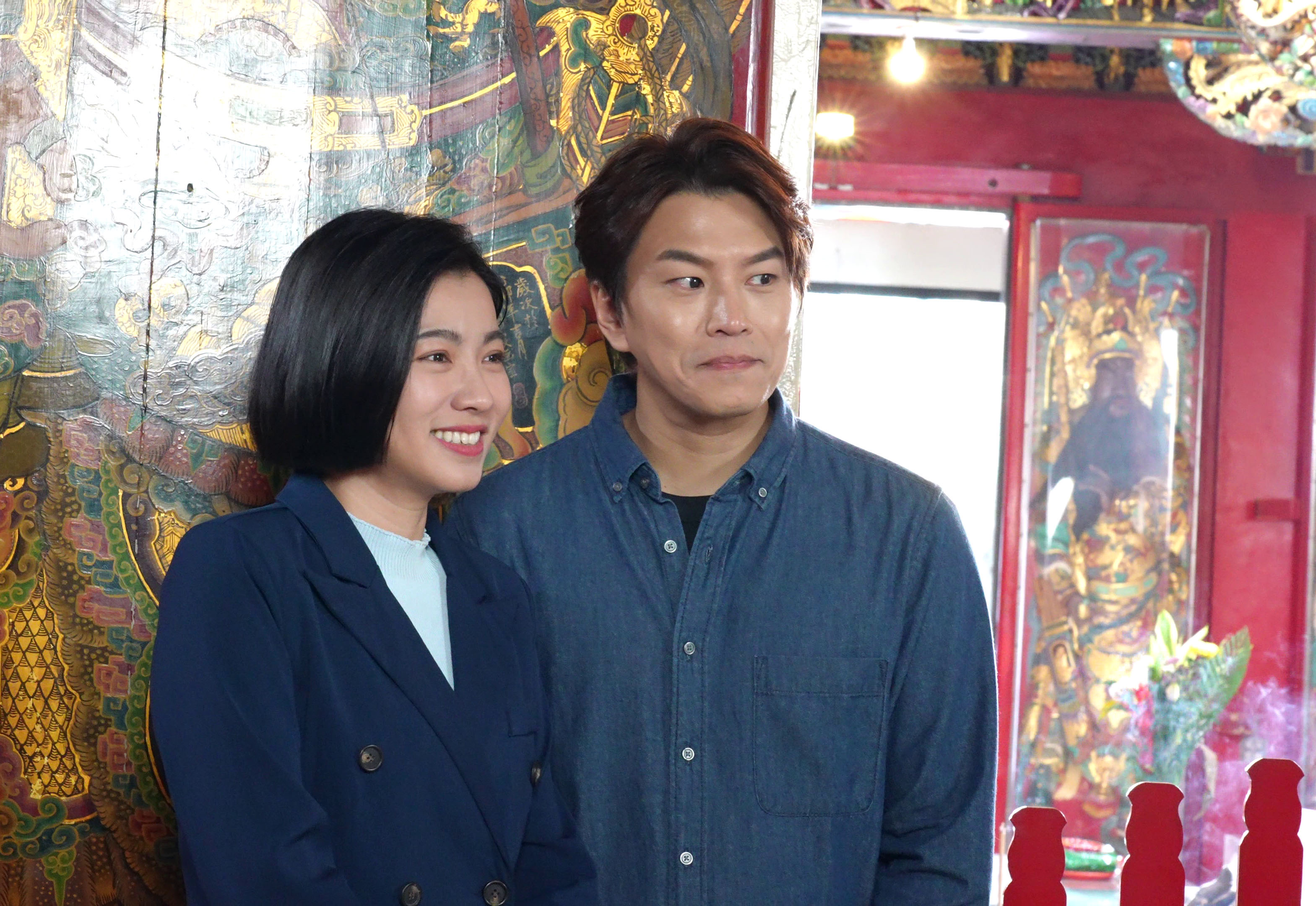 米可白(左)和蕭景鴻看人家求婚，自己感動到大噴淚。（台視提供）