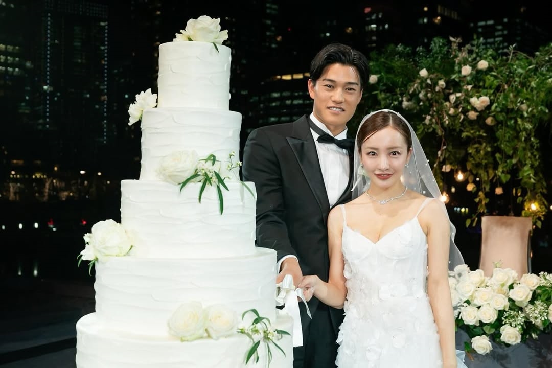 板野友美自2021年嫁給職棒養樂多燕子隊投手高橋奎二後，轉型為創業家與人妻。（翻攝自板野友美IG）