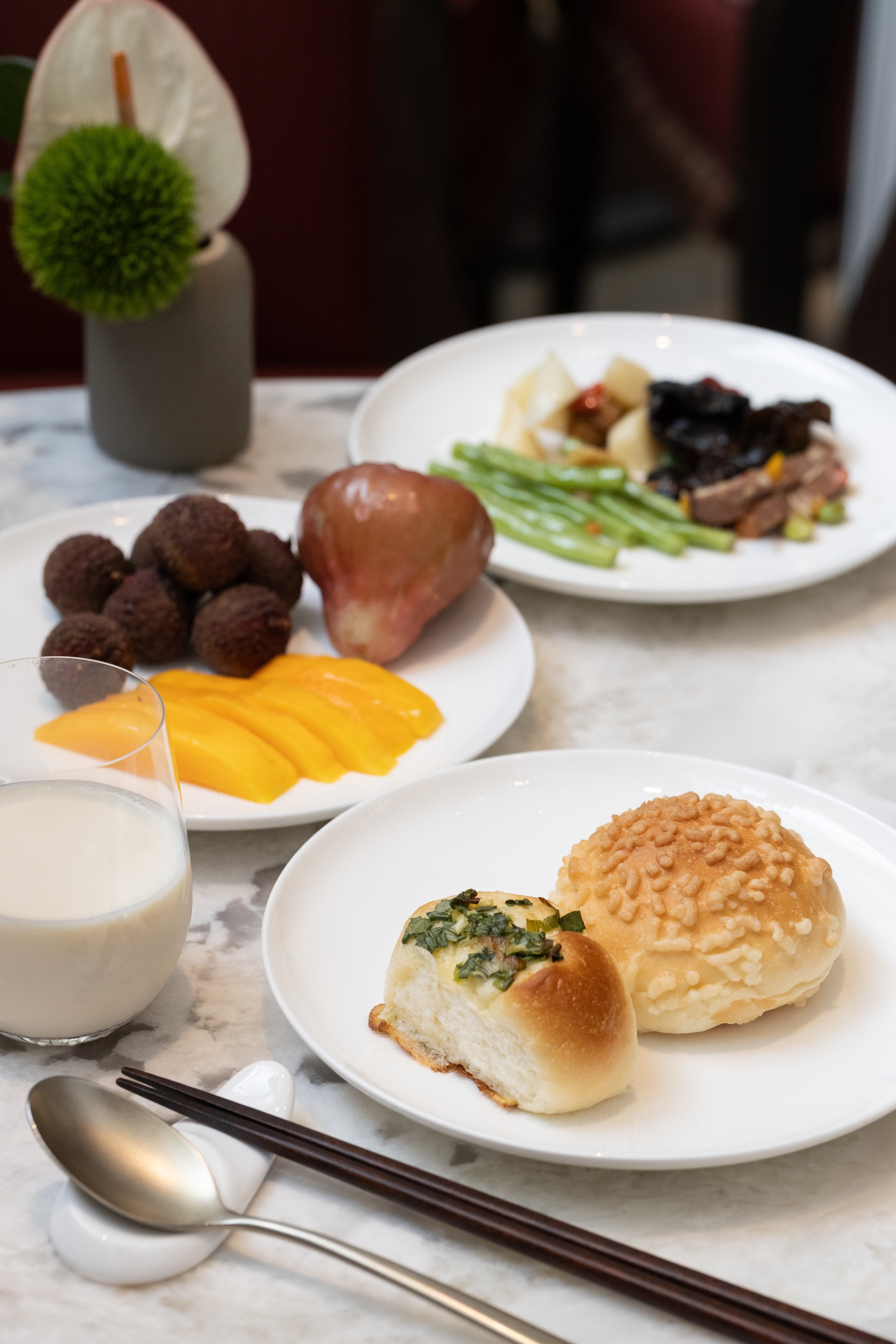 自助吧供應蔥麵包與奶酥麵包的台式麵包，也吃得到像是蓮霧、荔枝或芒果等台灣時令水果。