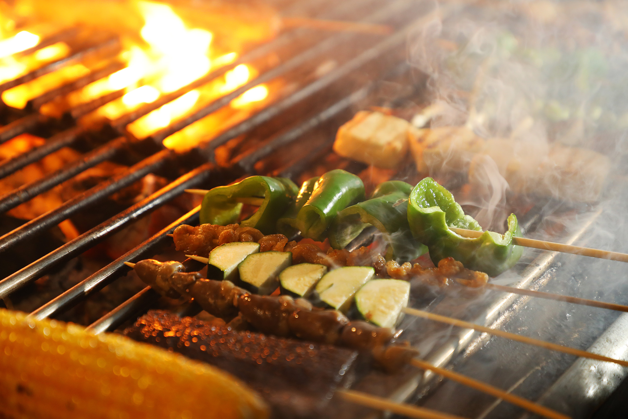 在恆春開業超過10年的「弘記碳烤」，以迷人炭香與嚴選台灣食材，深獲在地人喜愛。