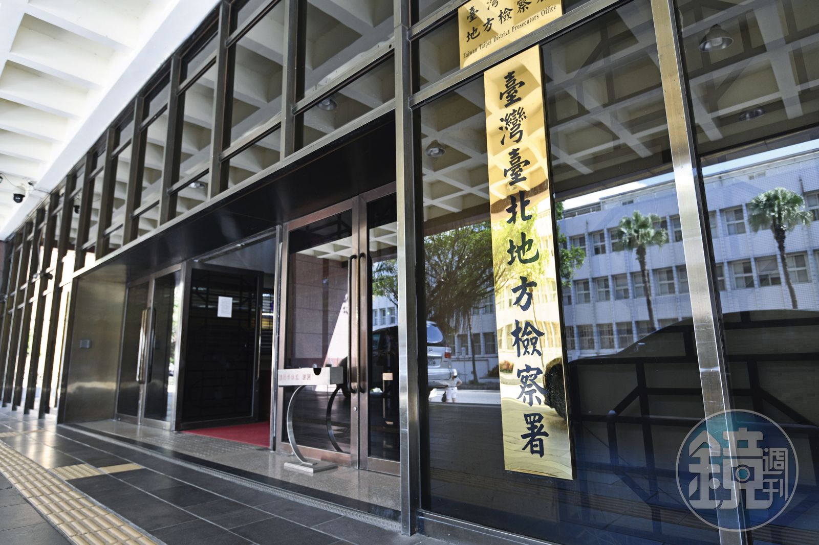 甘兆旭用胡椒粉攻擊法警後，成功衝出台北地檢署脫逃