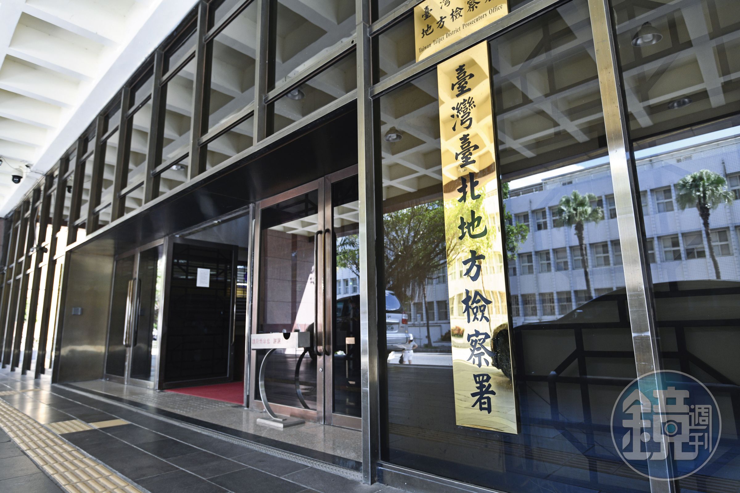 甘兆旭用胡椒粉攻擊法警後,成功衝出台北地檢署脫逃。