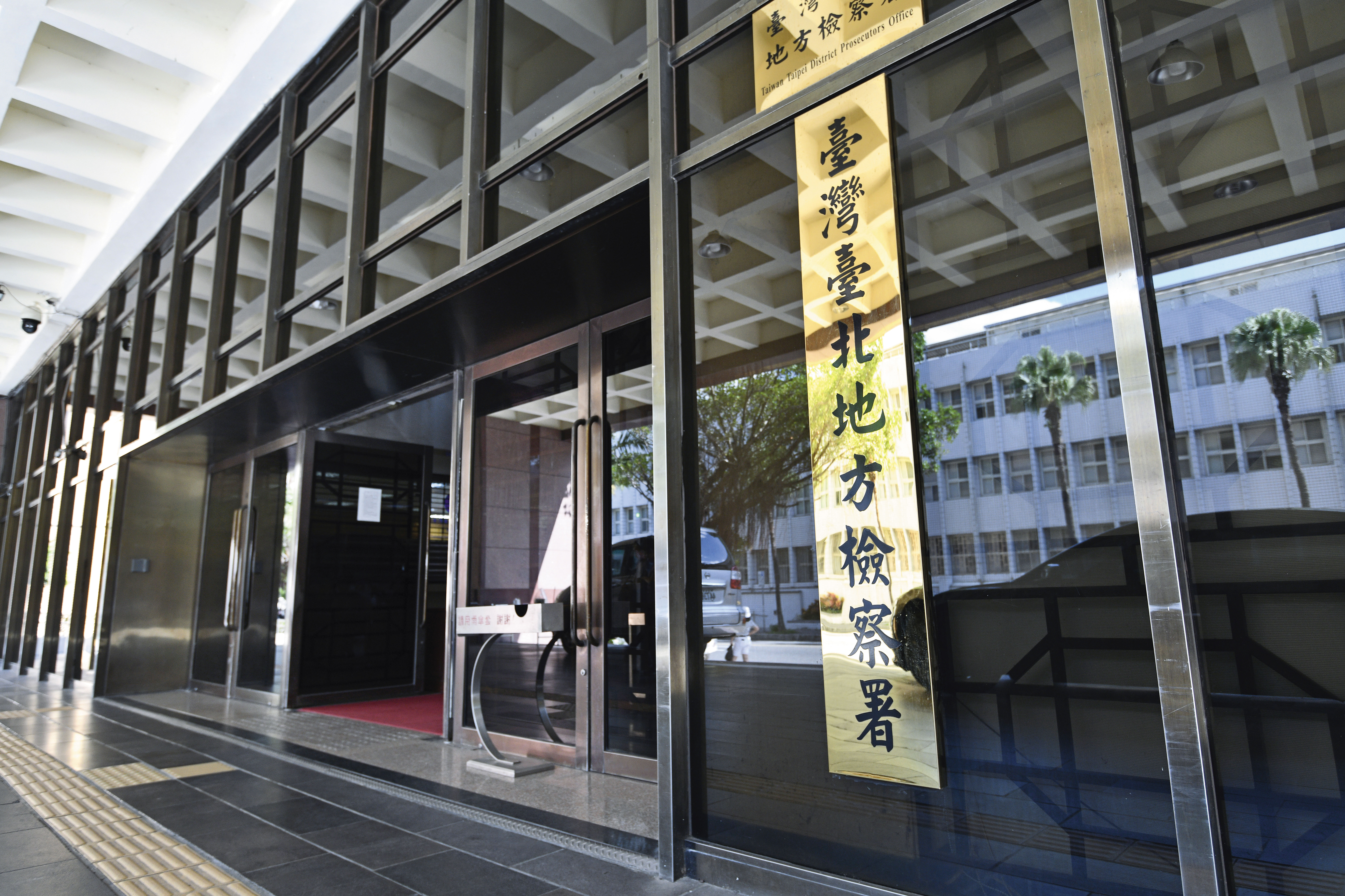 甘兆旭用胡椒粉攻擊法警後，成功衝出台北地檢署脫逃。