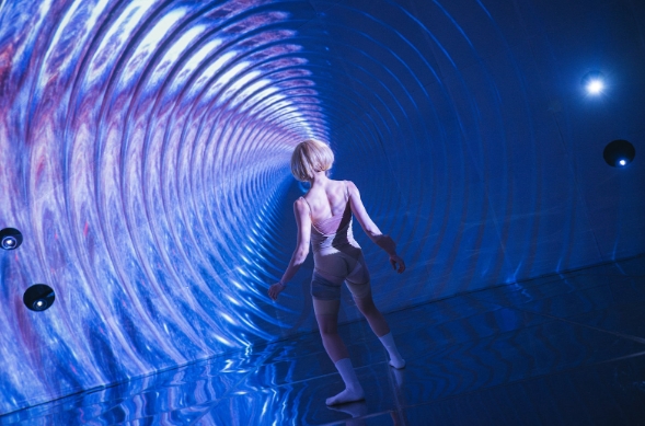 《thewhole》透過動作感測與演算法編織新的身體語言。（安娜琪舞蹈劇場提供、攝影／林軒）