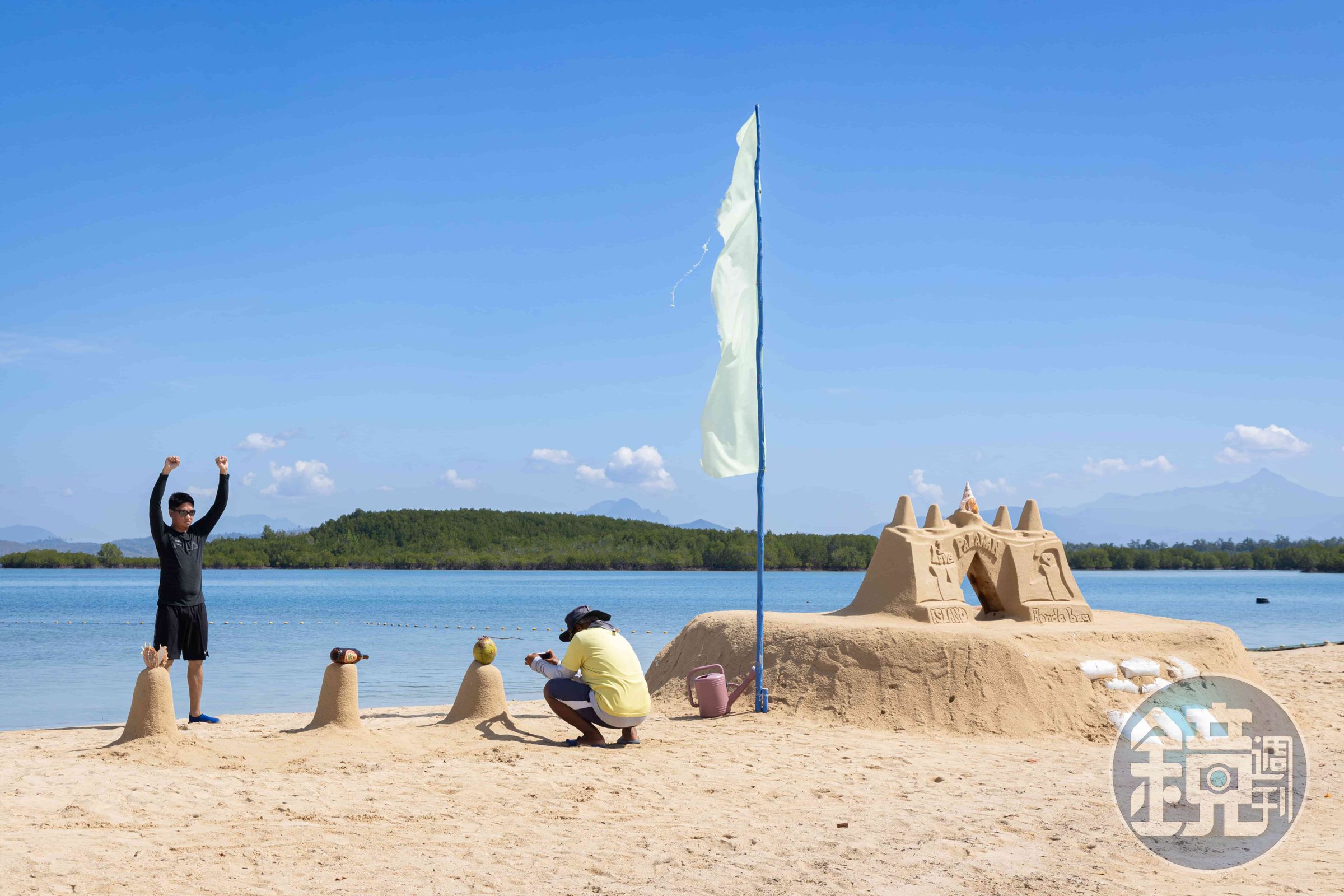 路尼島的沙灘除了有沙雕可以合照，還貼心擺放了啤酒瓶、椰子，讓大家可以拍出趣味感十足的借位照。