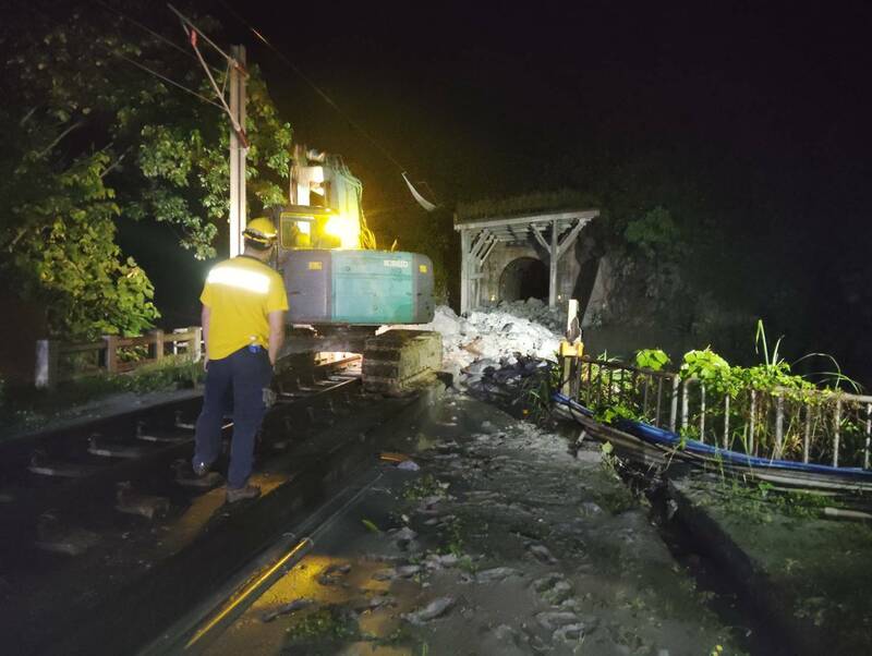 土石流淹沒鐵軌！花蓮強降雨癱瘓北迴線交通。（台鐵提供）
