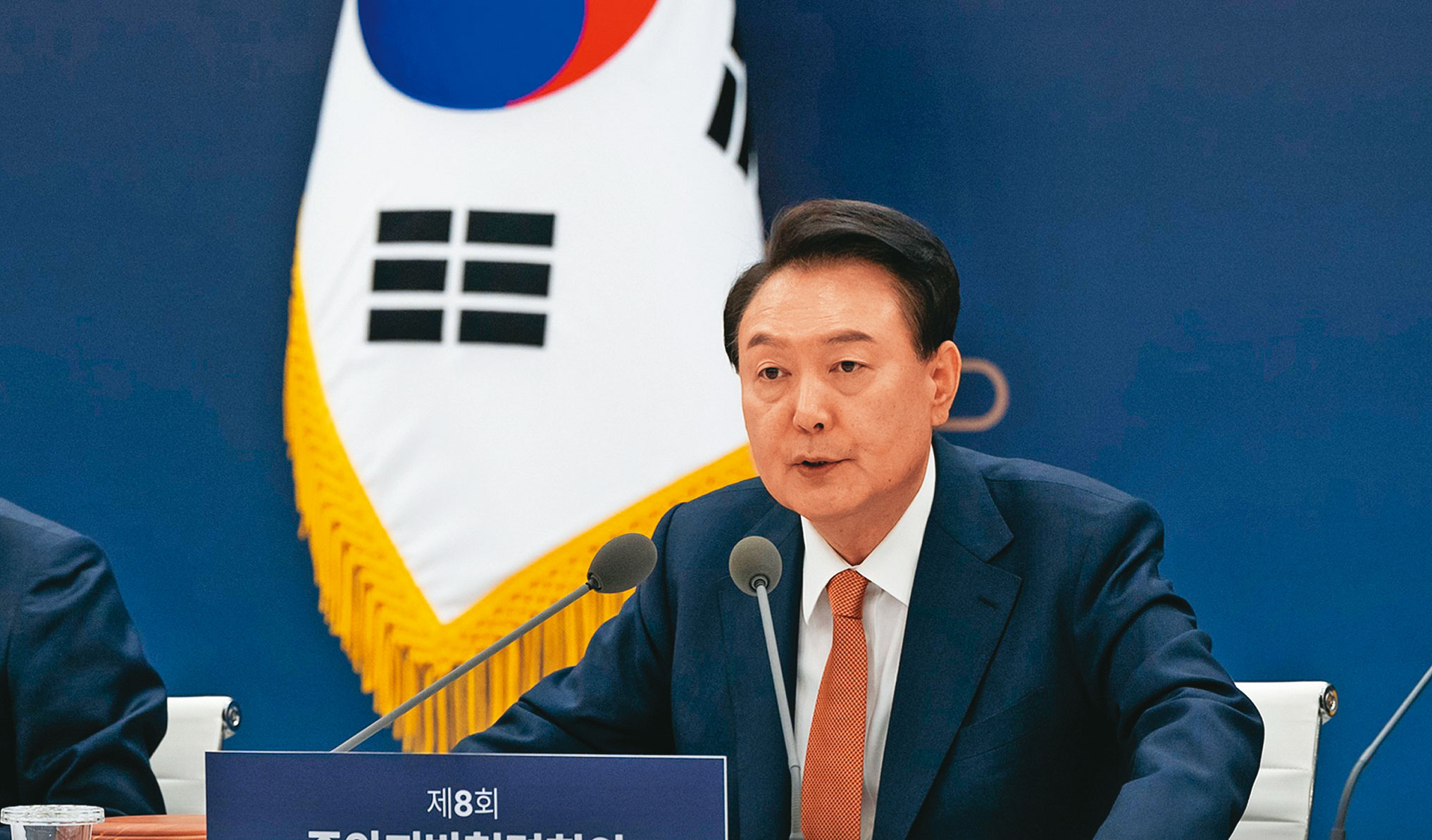 韓國總統尹錫悅（圖）的政治自殺，掀開韓國經濟風暴序幕，台灣定要記取教訓，並謹慎走穩我們自己的道路。（翻攝臉書）