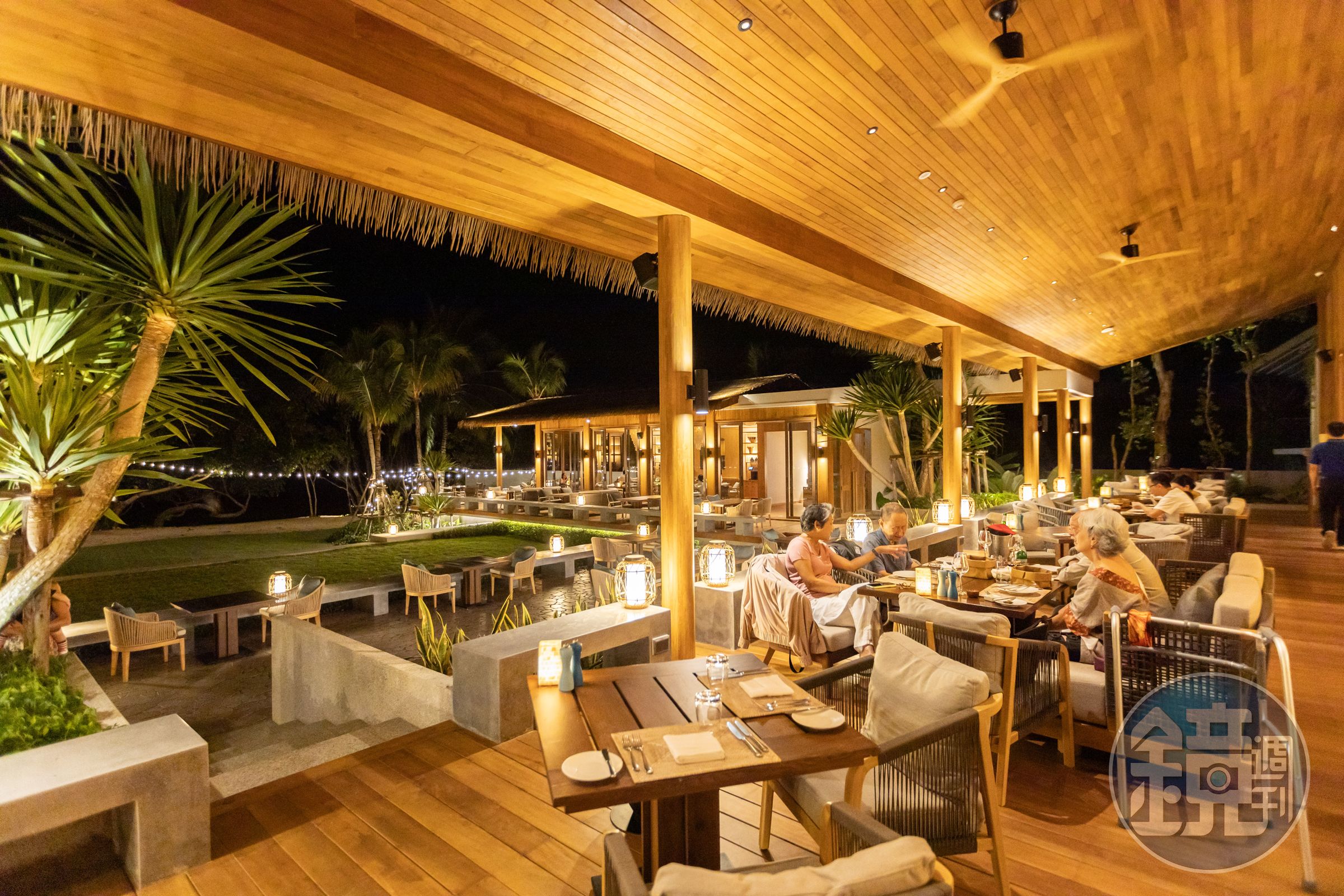 當燈光亮起,Beach Restaurant的戶外座位變得分外浪漫,跟白日截然不同。