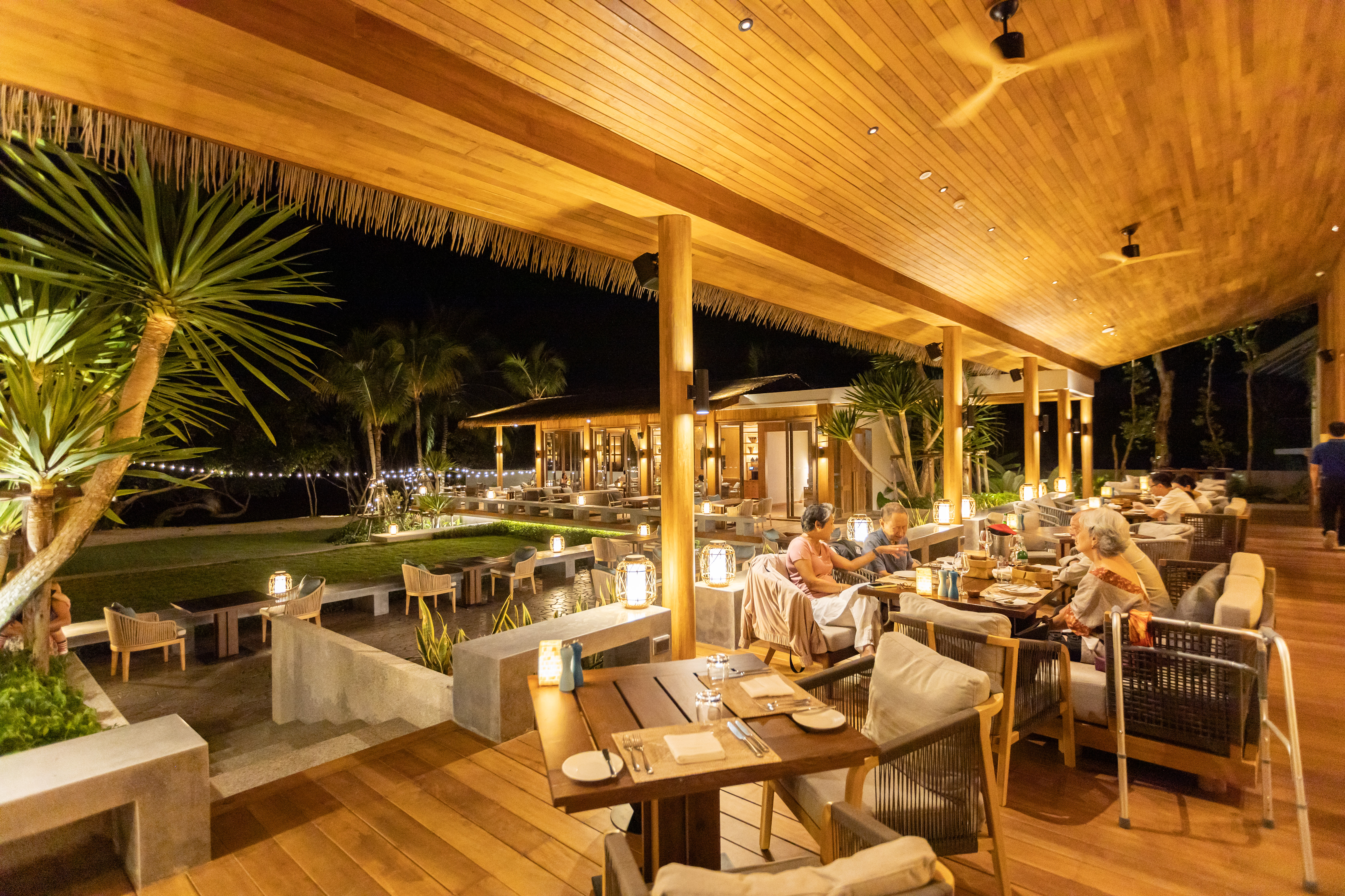 當燈光亮起，Beach Restaurant的戶外座位變得分外浪漫，跟白日截然不同。